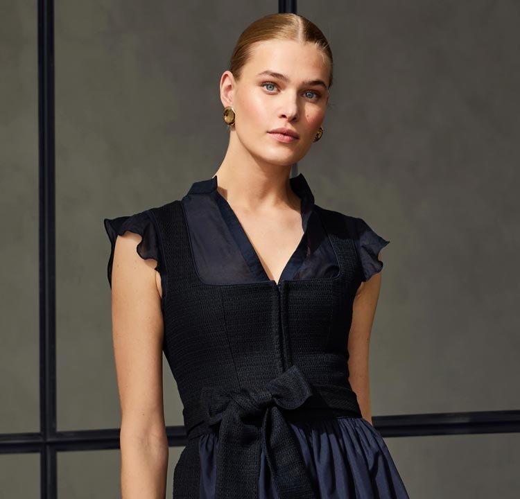 Strukturiertes Navy Dirndl mit blauer Dirndlbluse