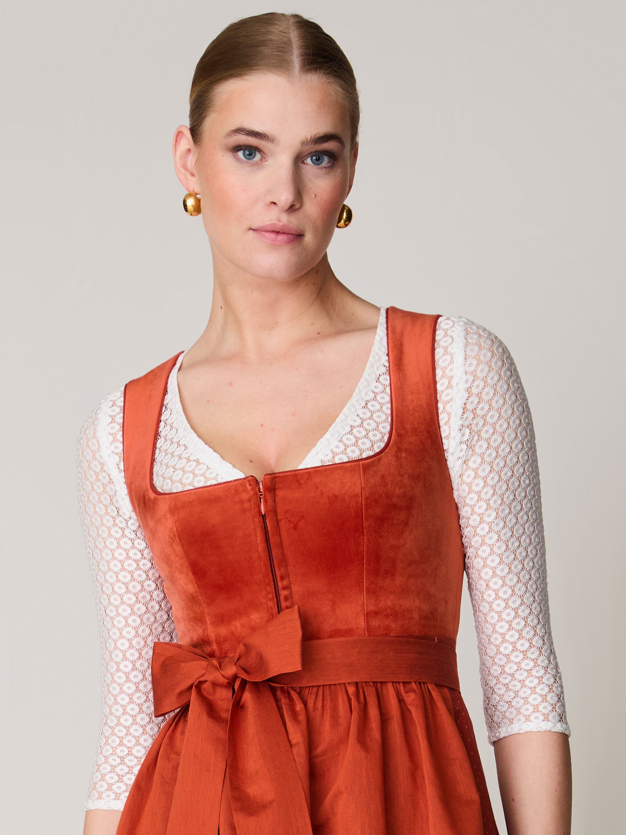 Weiße Dirndlbluse mit V-Ausschnitt