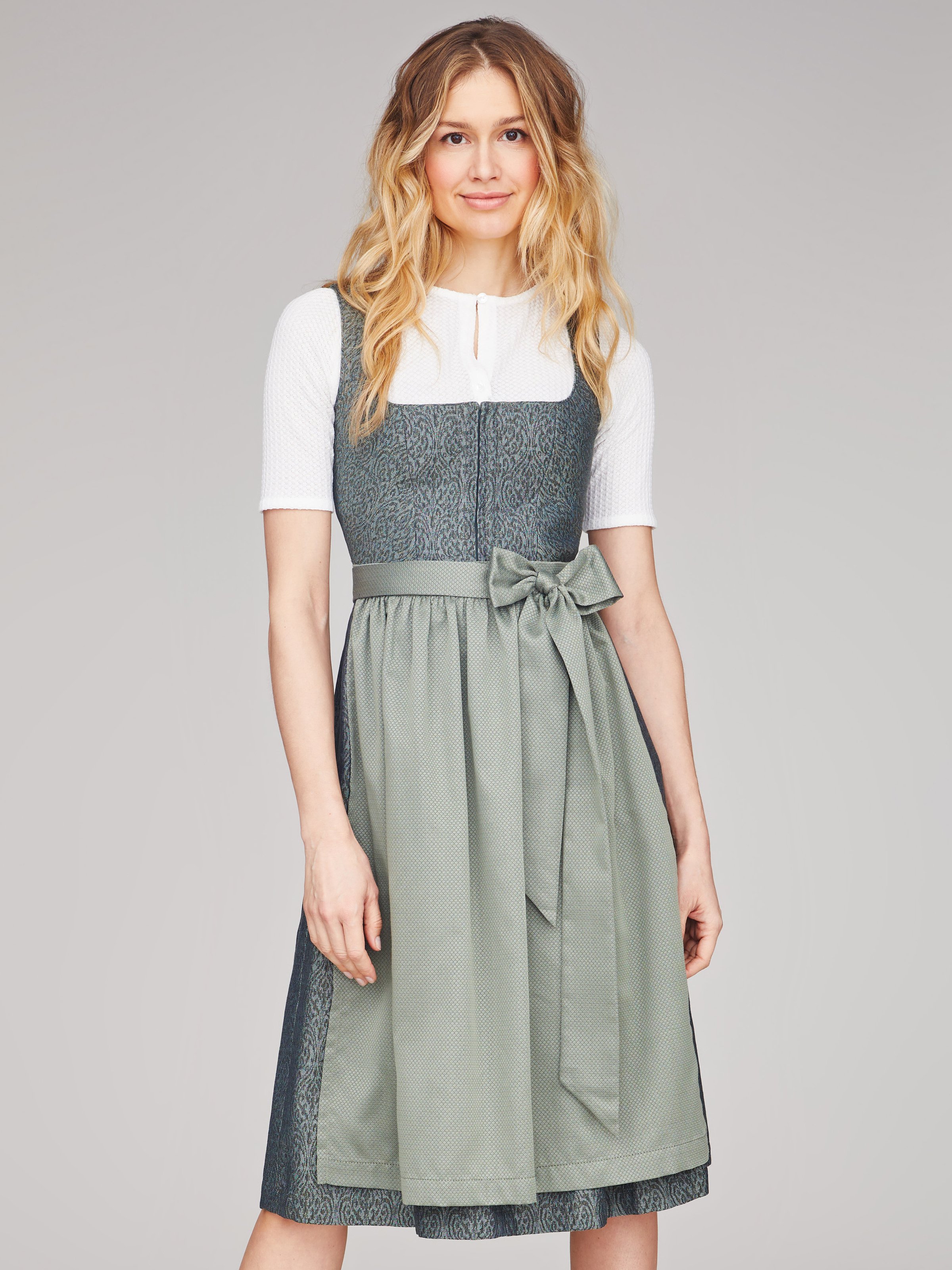 Dunkelgrün schimmerndes Dirndl Dunkelgrün schimmerndes Dirndl