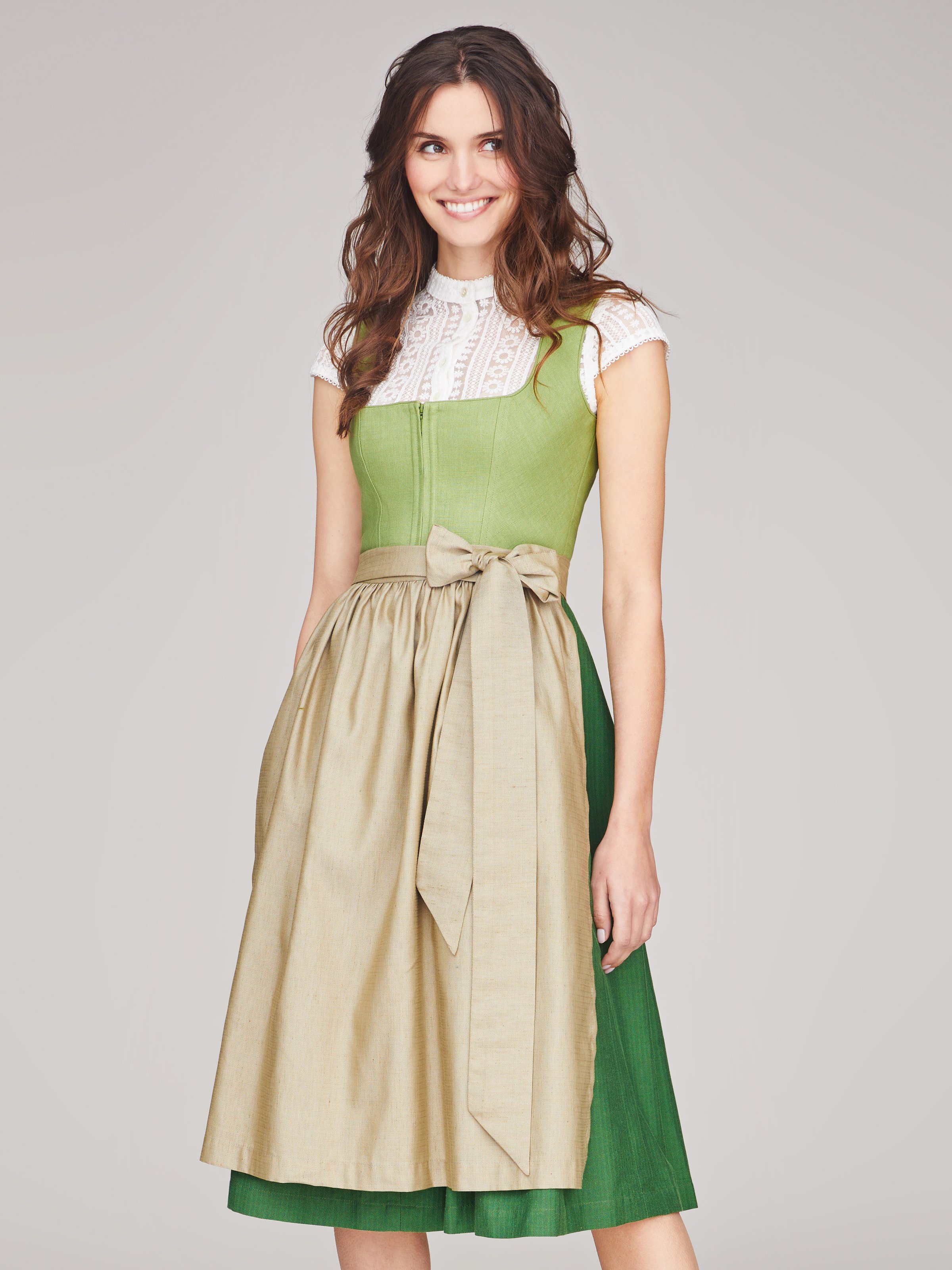 Grünes Dirndl Saphhire von LIMBERRY mit naturfarbener Schürze Grünes Dirndl Saphhire mit naturfarbener Schürze