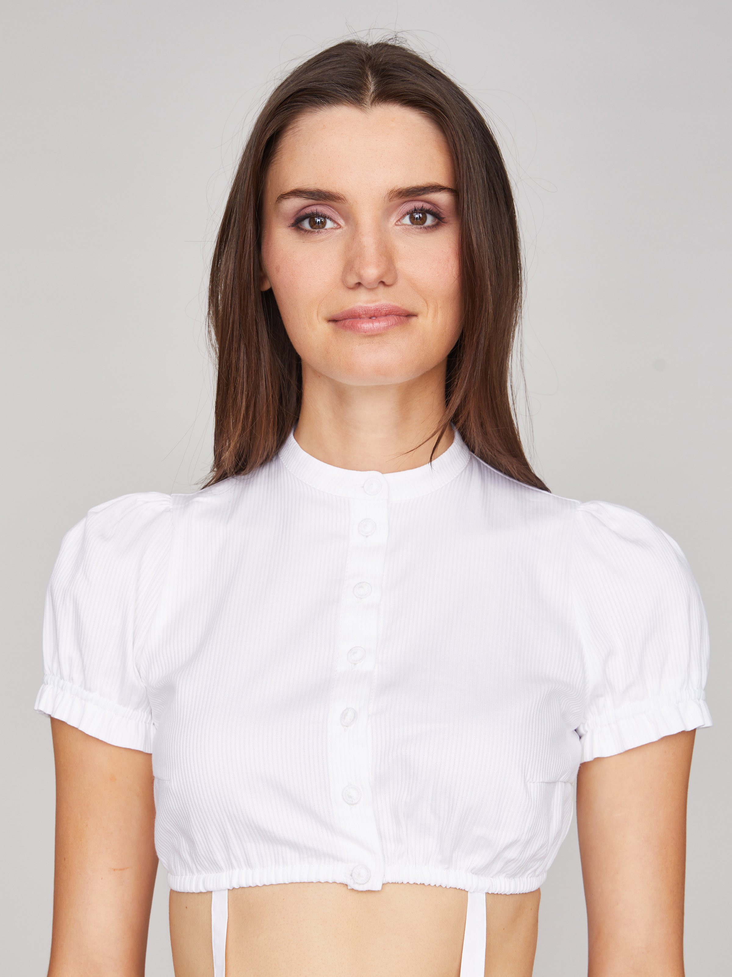 Weiße hochgeschlossene Dirndlbluse mit Puffarm