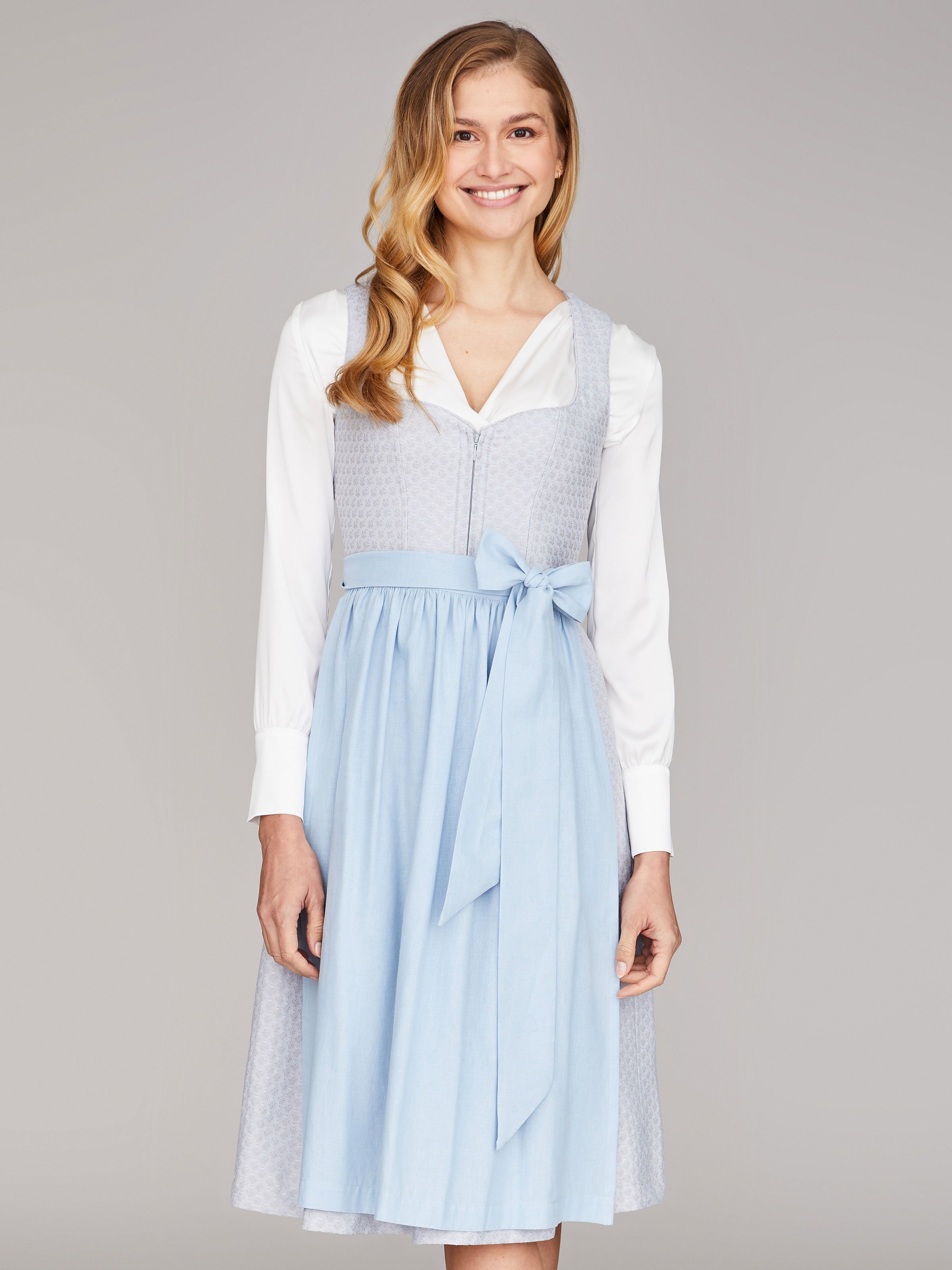Hellblaues Dirndl mit Herzausschnitt
