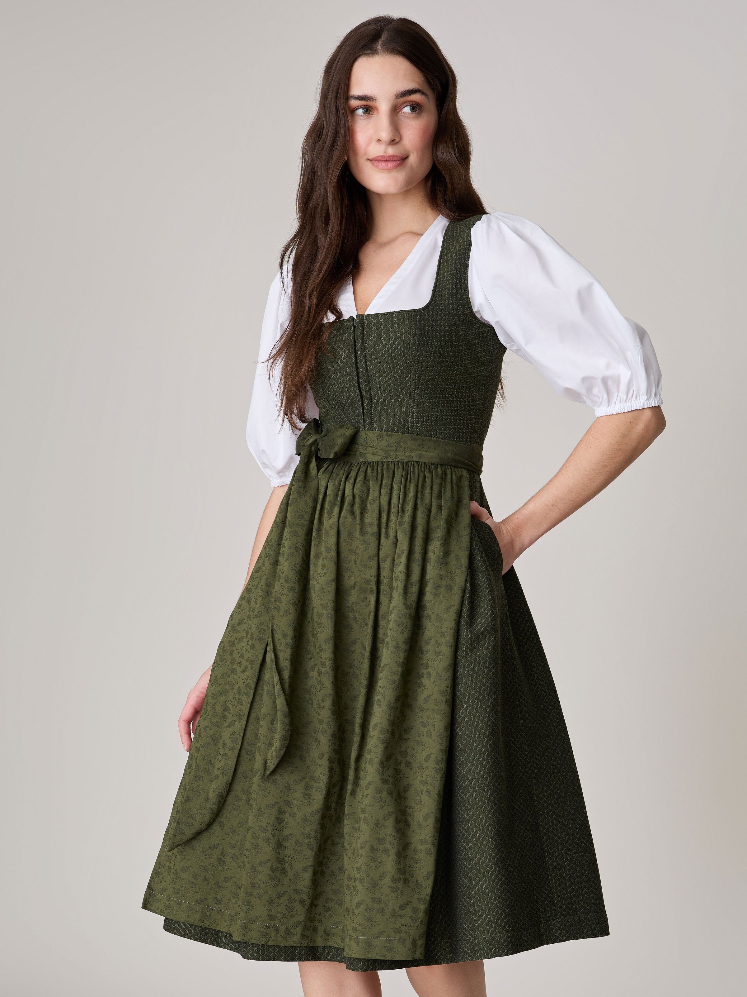 Dunkelgrünes strukturiertes Dirndl 