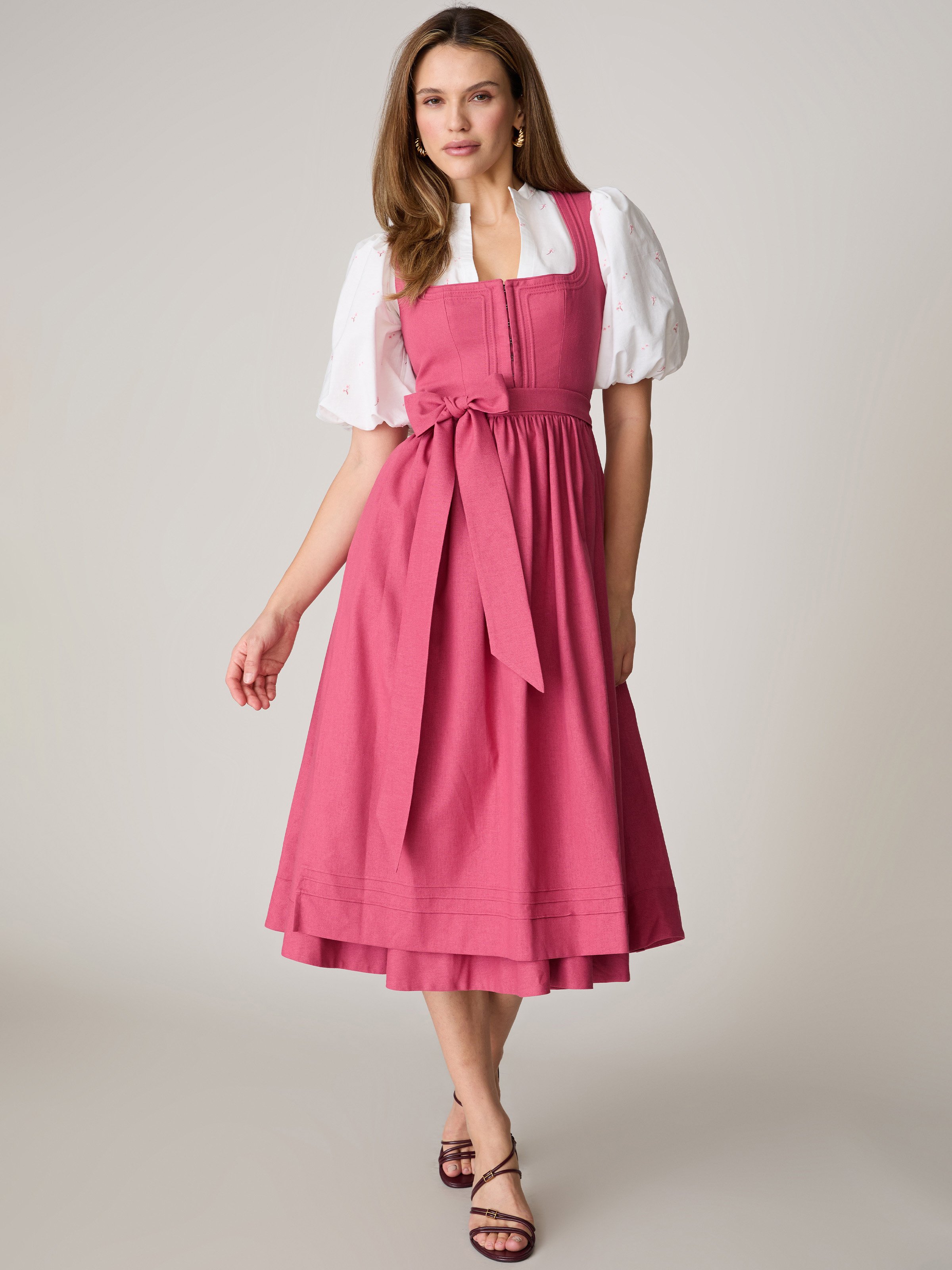 Himbeerrotes Leinen-Dirndl mit Schnursteppung 