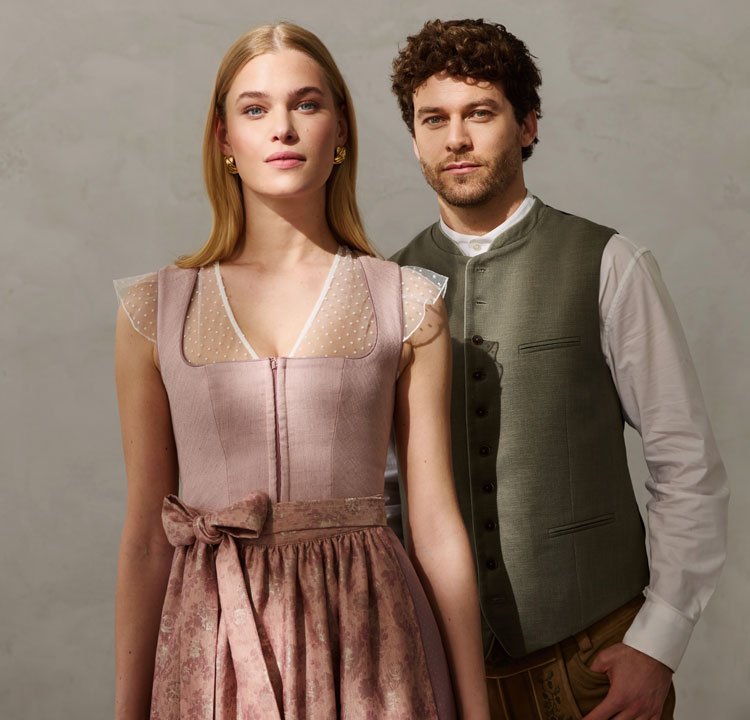 Rosa Dirndl mit floraler Schürze und Herren Trachtenweste in Grün