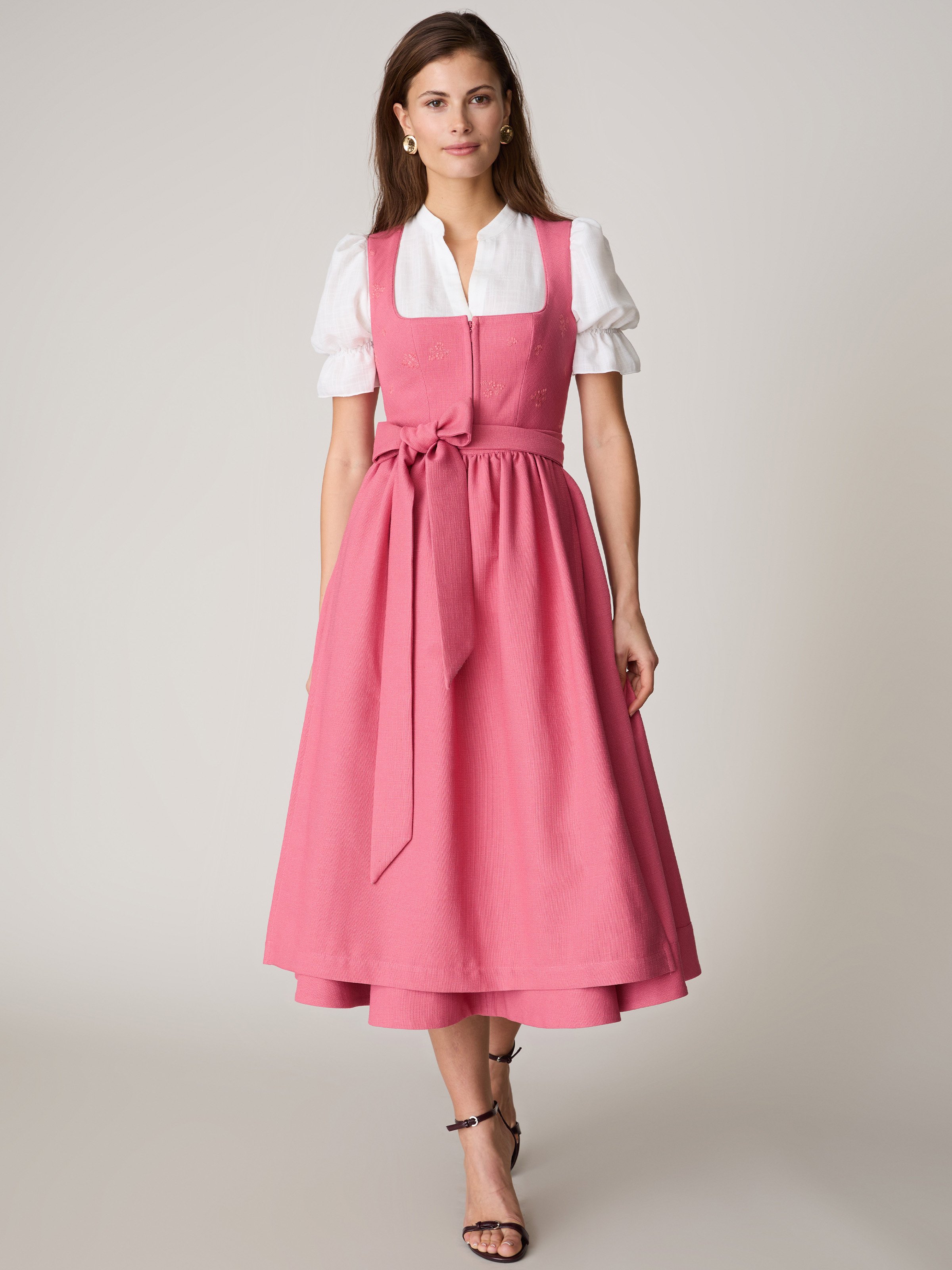 Pinkes Dirndl mit Blumenstickerei