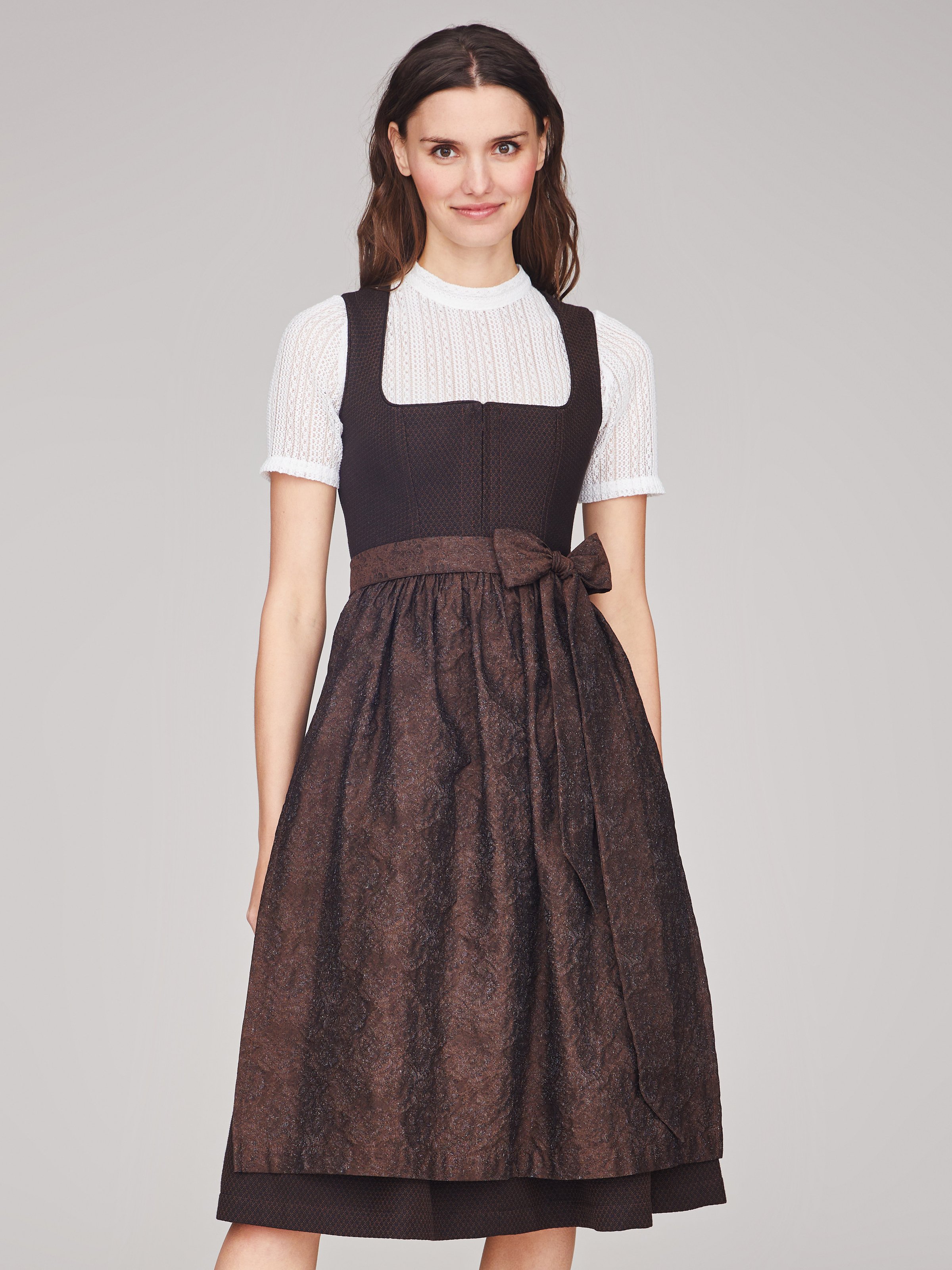 Dunkelbraunes strukturiertes Dirndl