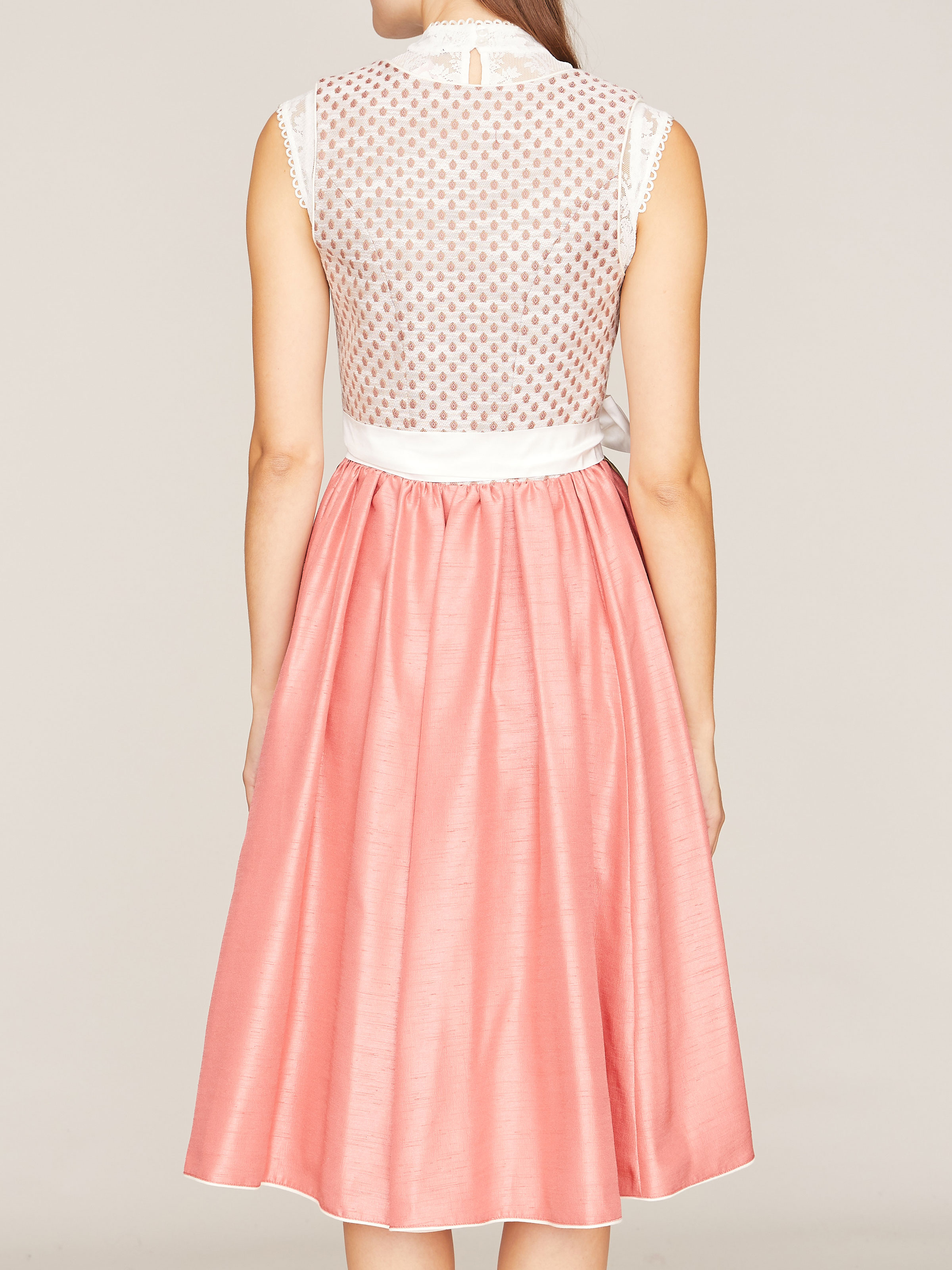 Coral-farbenes Dirndl mit feiner Webstruktur