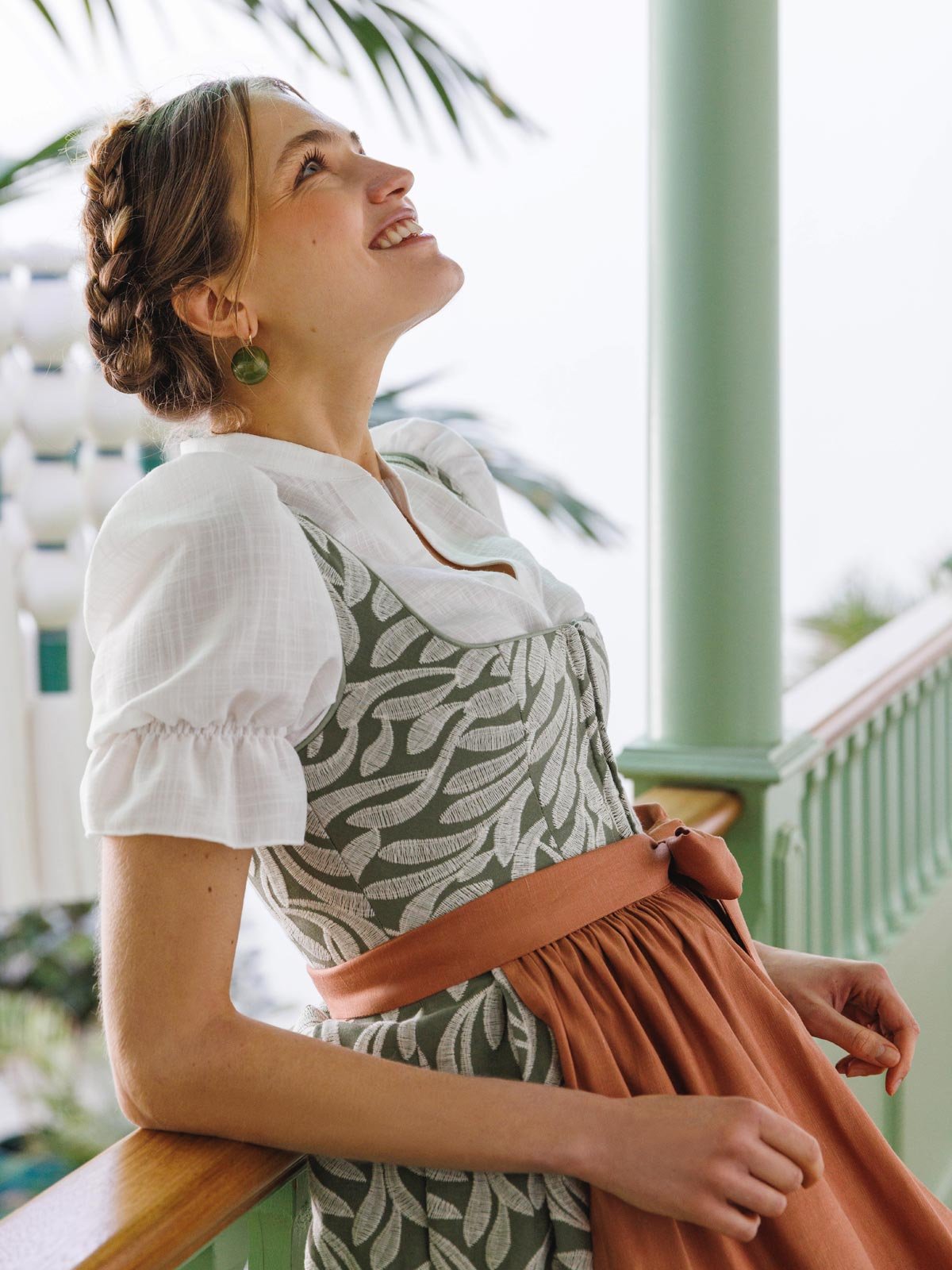 Grünes Dirndl mit besticktem floralem Muster