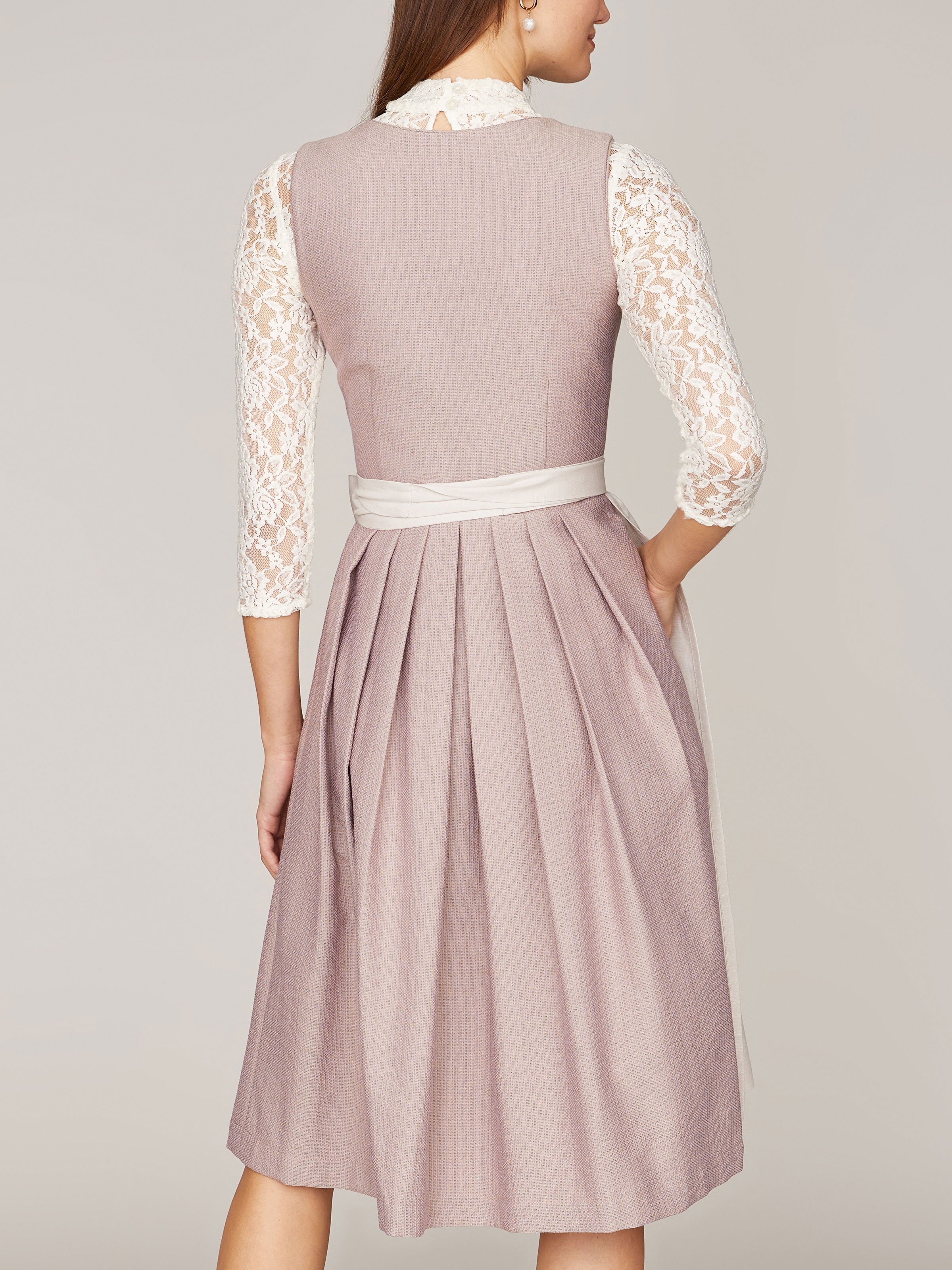 Lavendelfarbenes Dirndl Lavendelfarbenes Dirndl