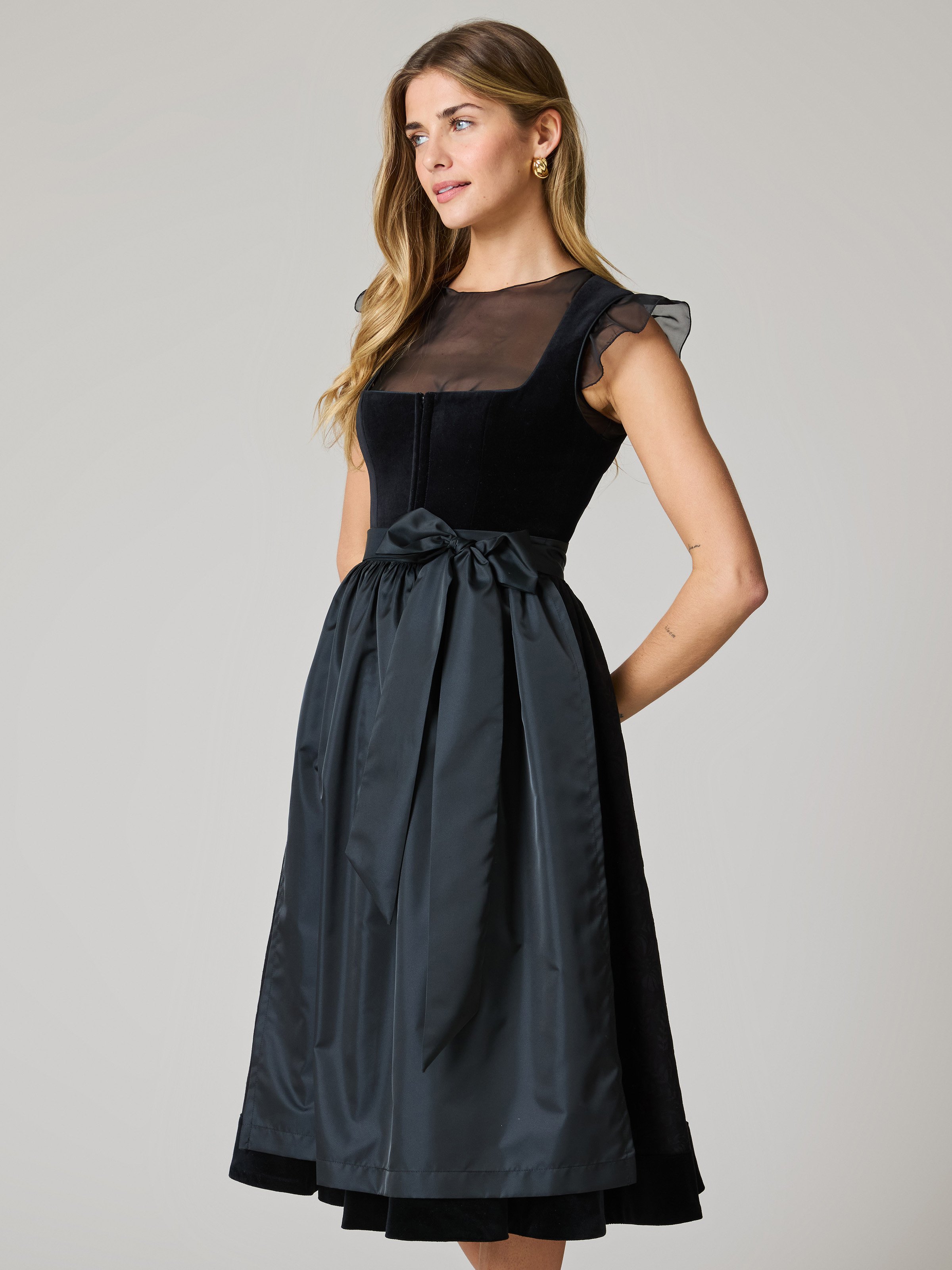 Schwarzes Dirndl mit Samtmieder