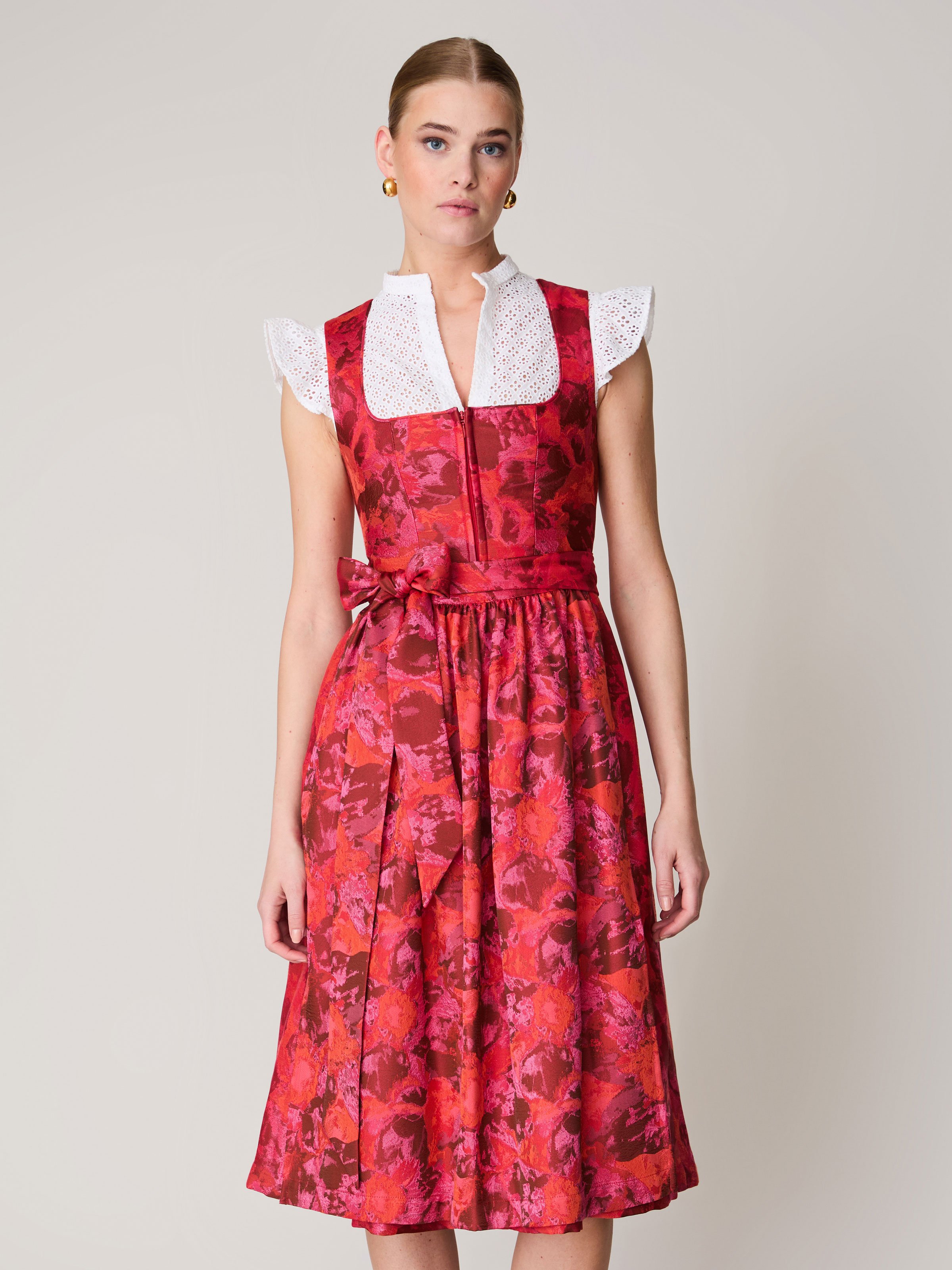 Dirndl in kräftigem Rotton