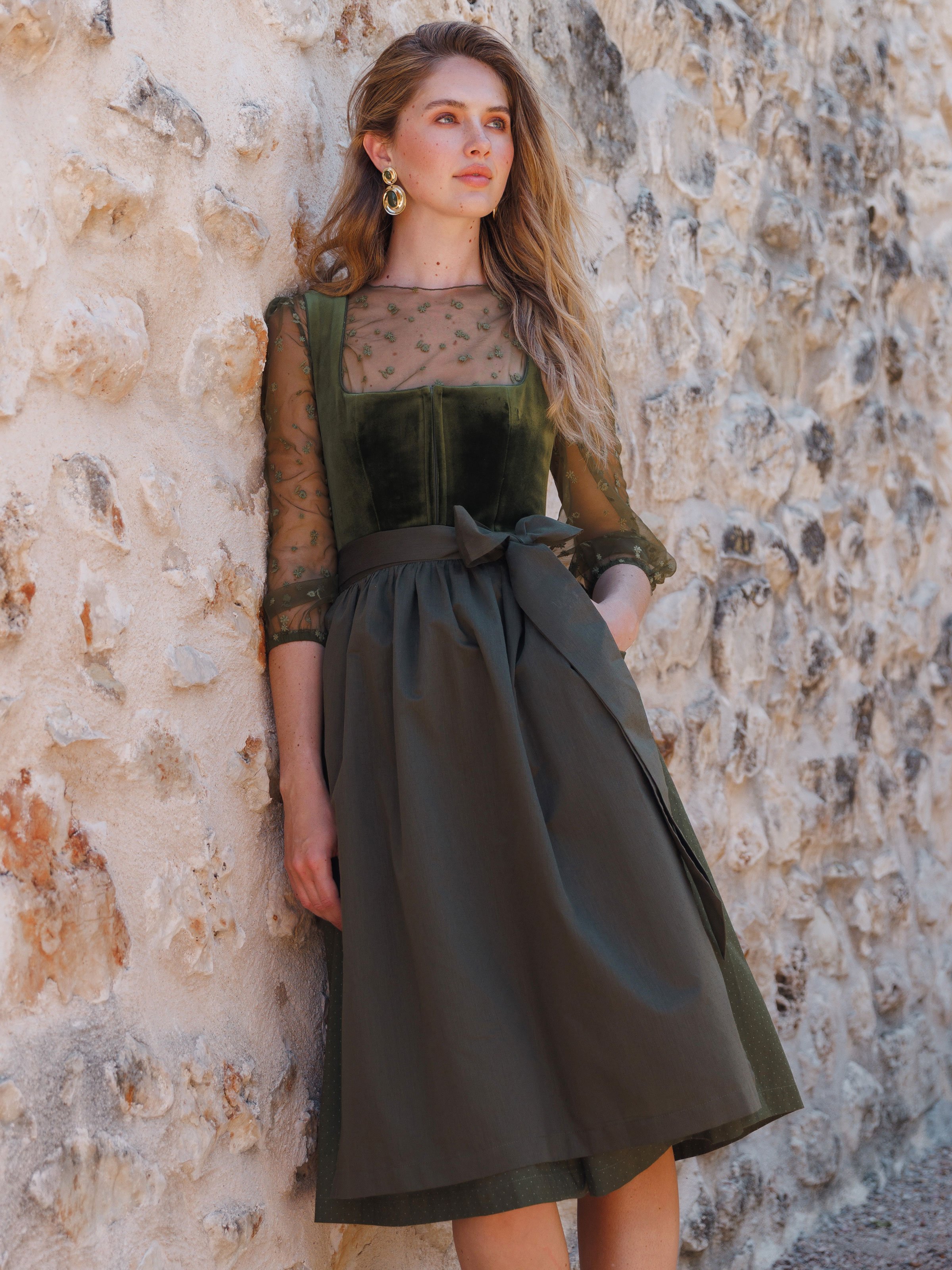 Grünes Dirndl mit Samt-Mieder