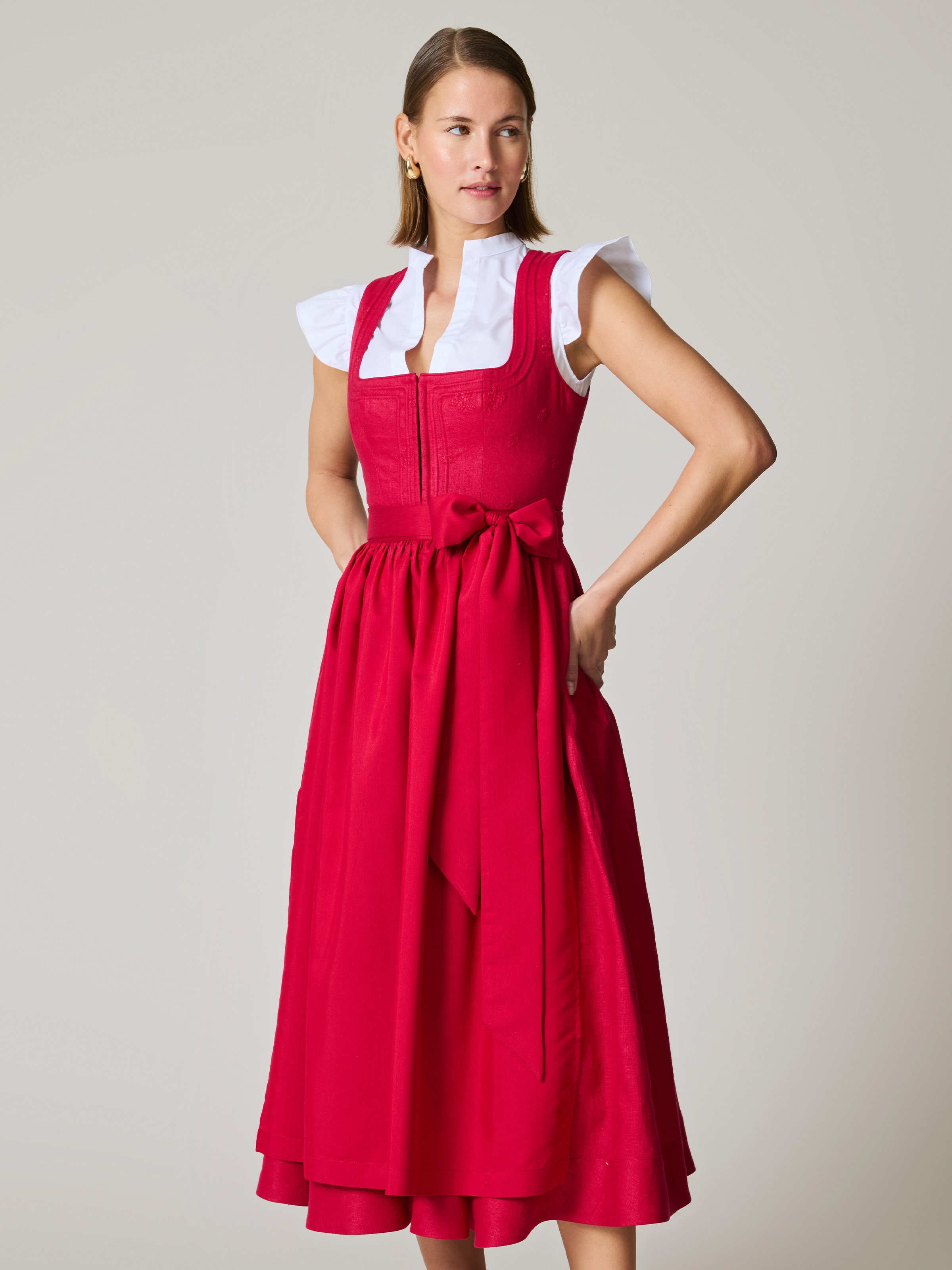 Pinkes Dirndl mit Blumenstickerei