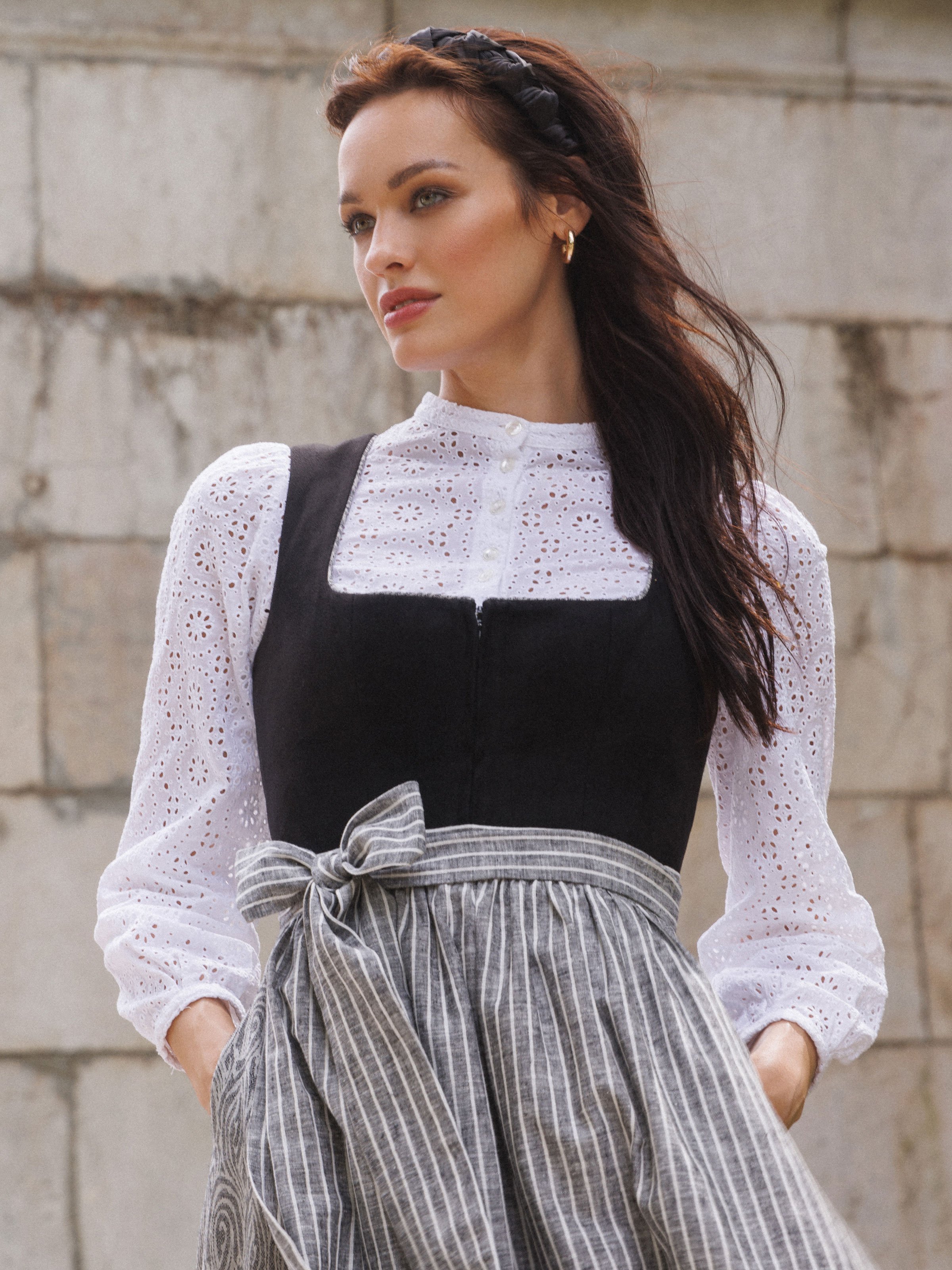 Schwarzes Dirndl mit Samt-Mieder Schwarzes Dirndl mit Samt-Mieder