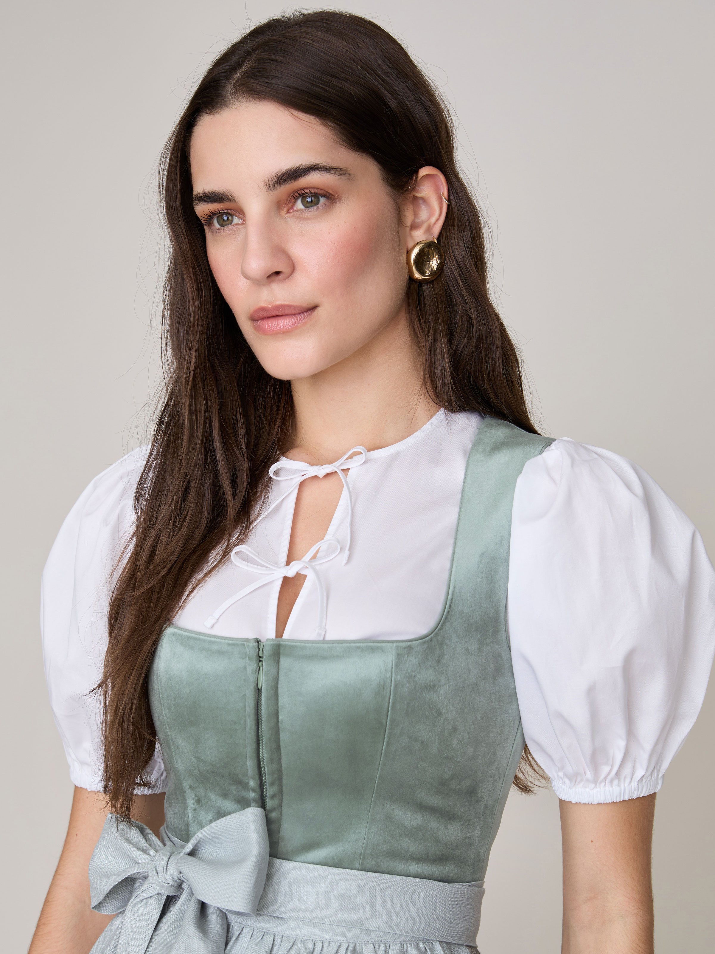Weiße Dirndlbluse mit Puffärmel