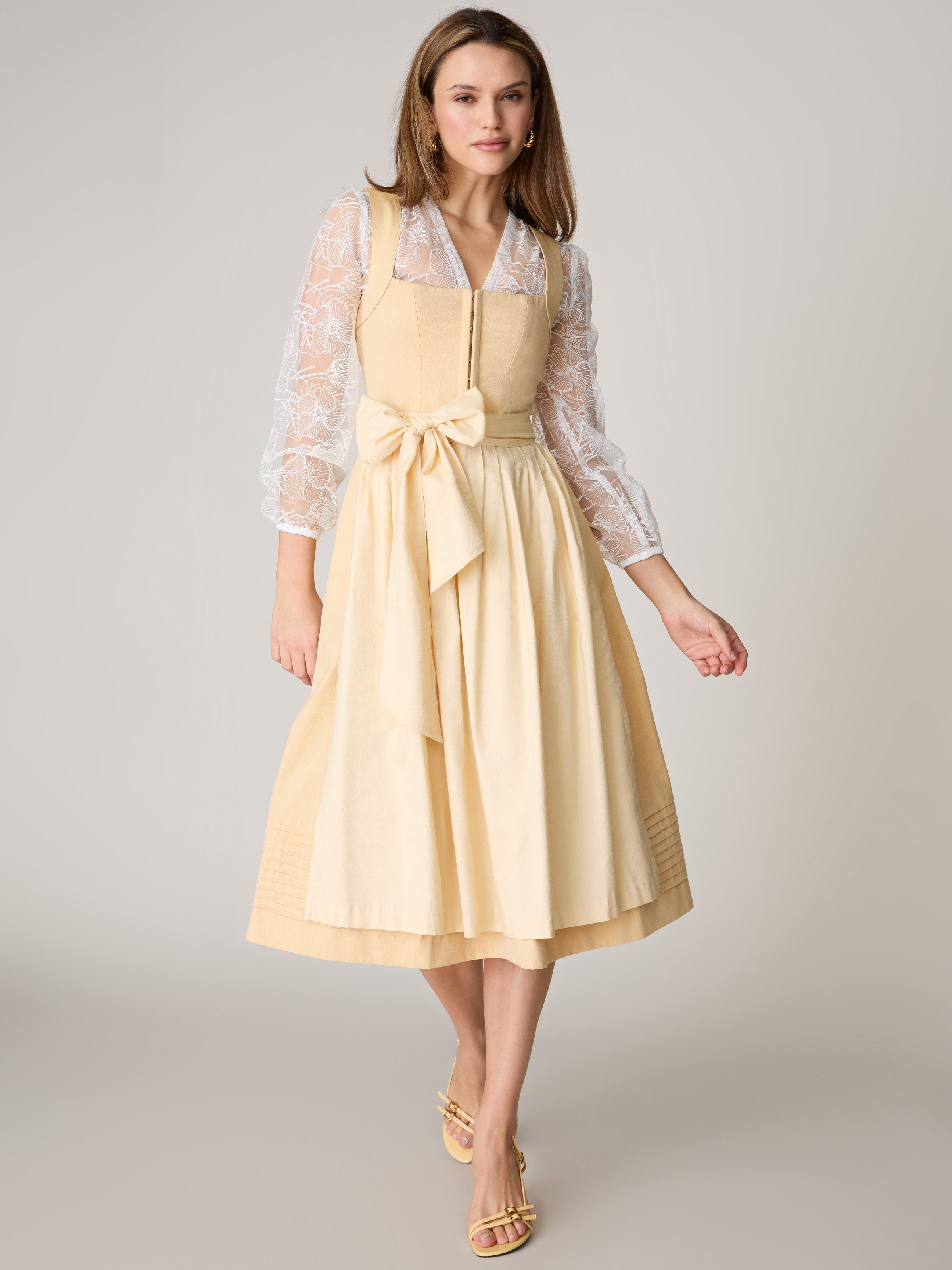 Dirndl in zartem Gelb