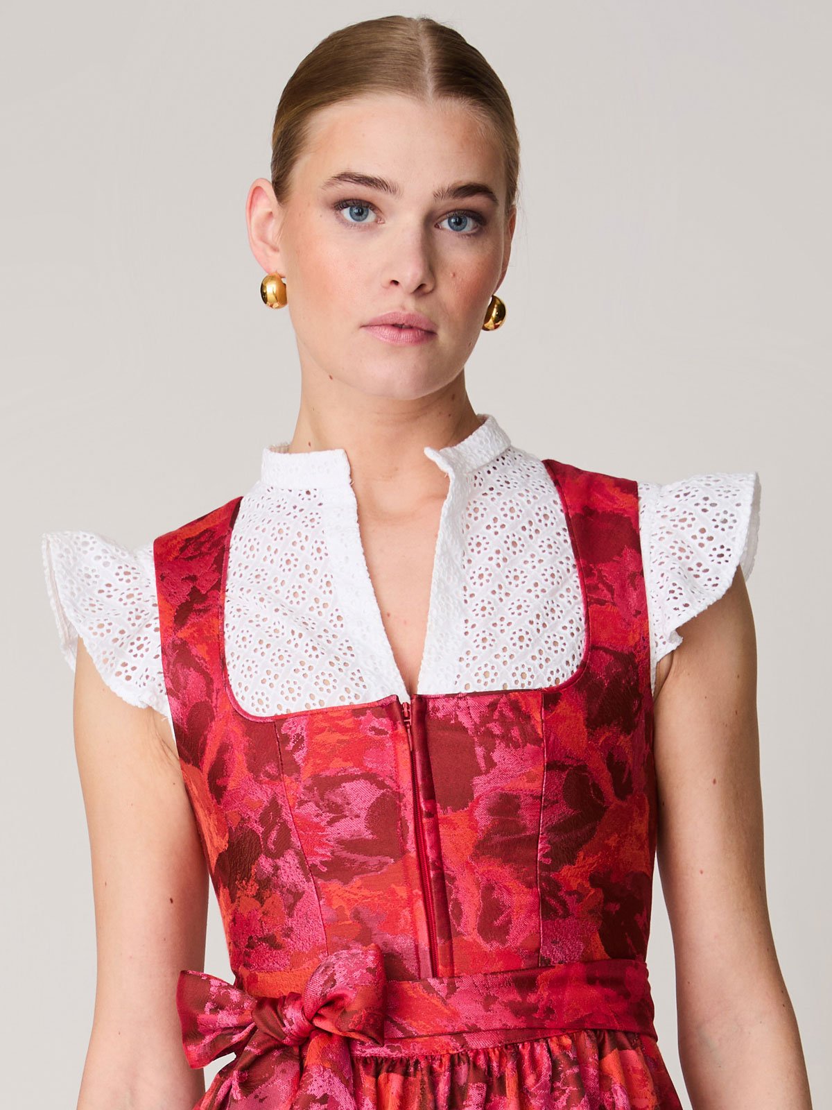 Weiße Dirndlbluse mit Flügelarm