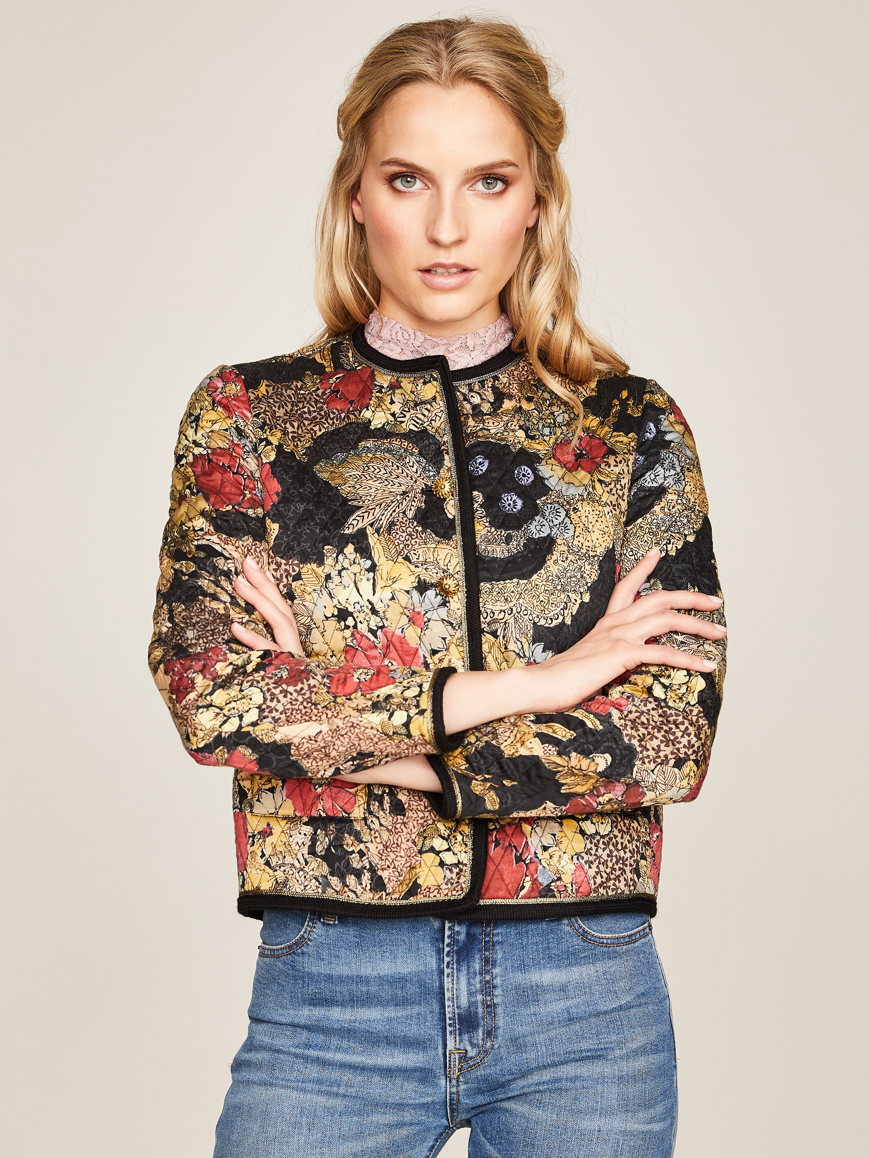 Steppjacke mit Blumenmuster und Goldknöpfen