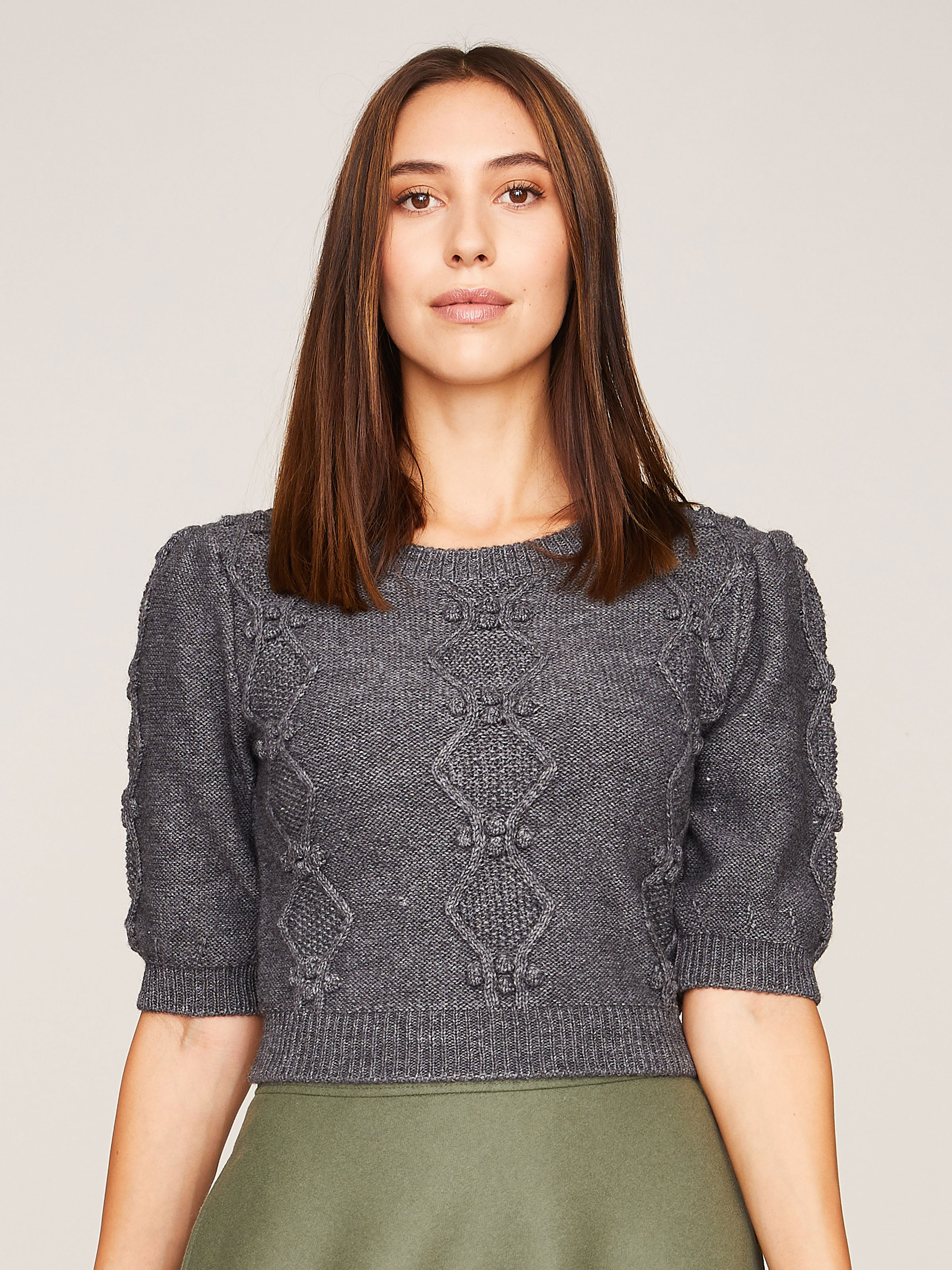 Grauer Strickpullover mit aufwendigem Muster 