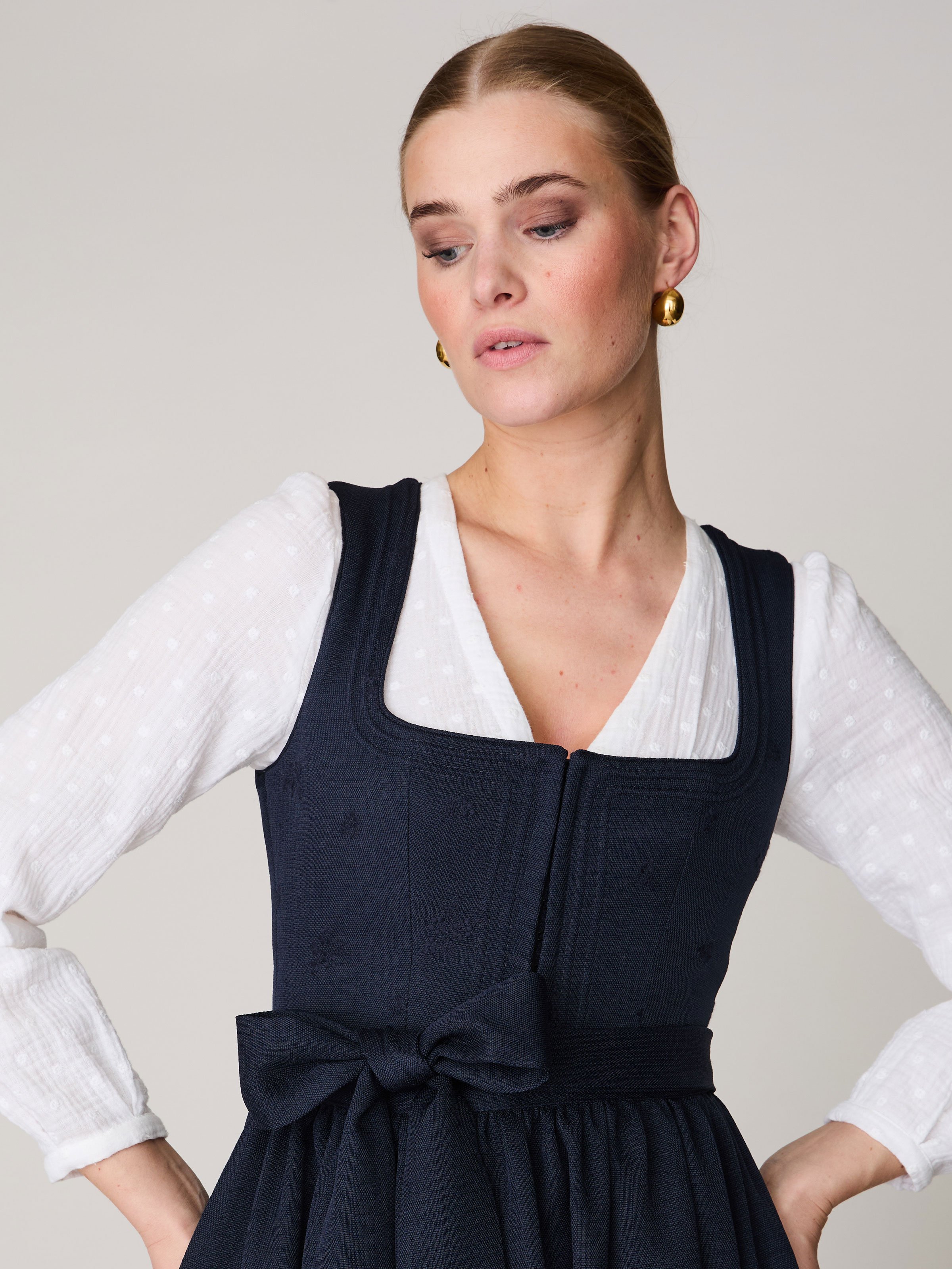 Weiße Dirndlbluse mit V-Ausschnitt