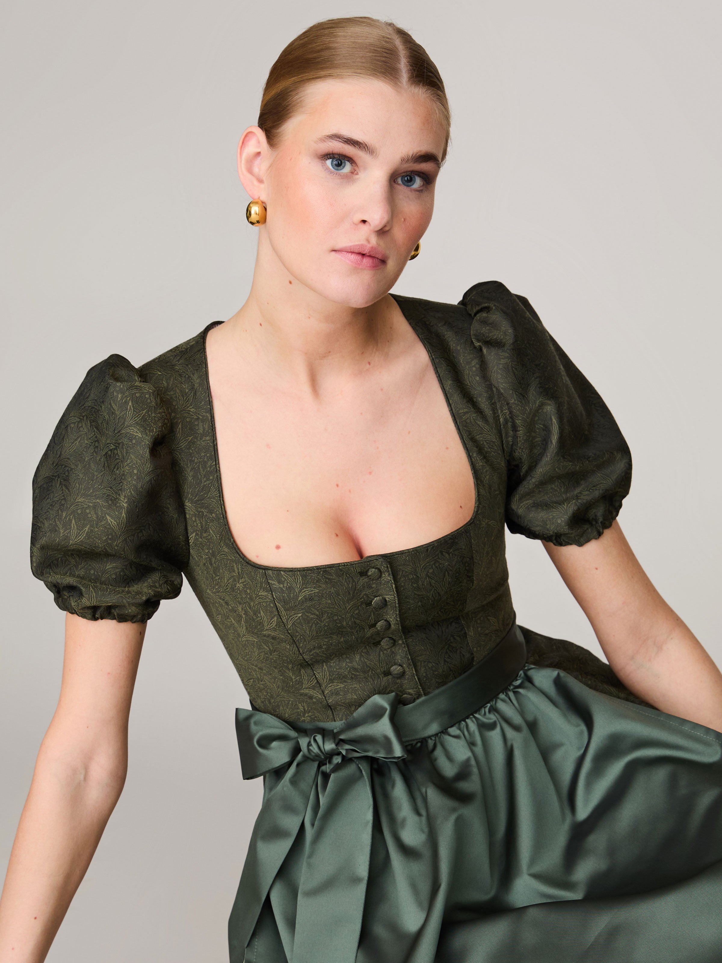 Waldgrünes Dirndl mit Puffärmel