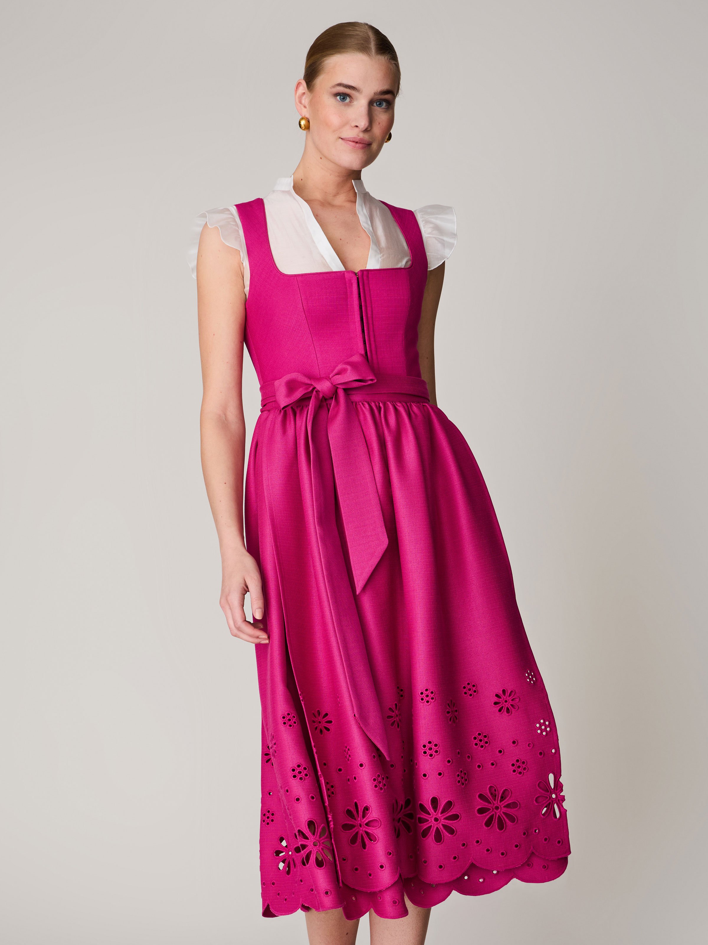 Pinkes Dirndl mit Lochspitze am Rock