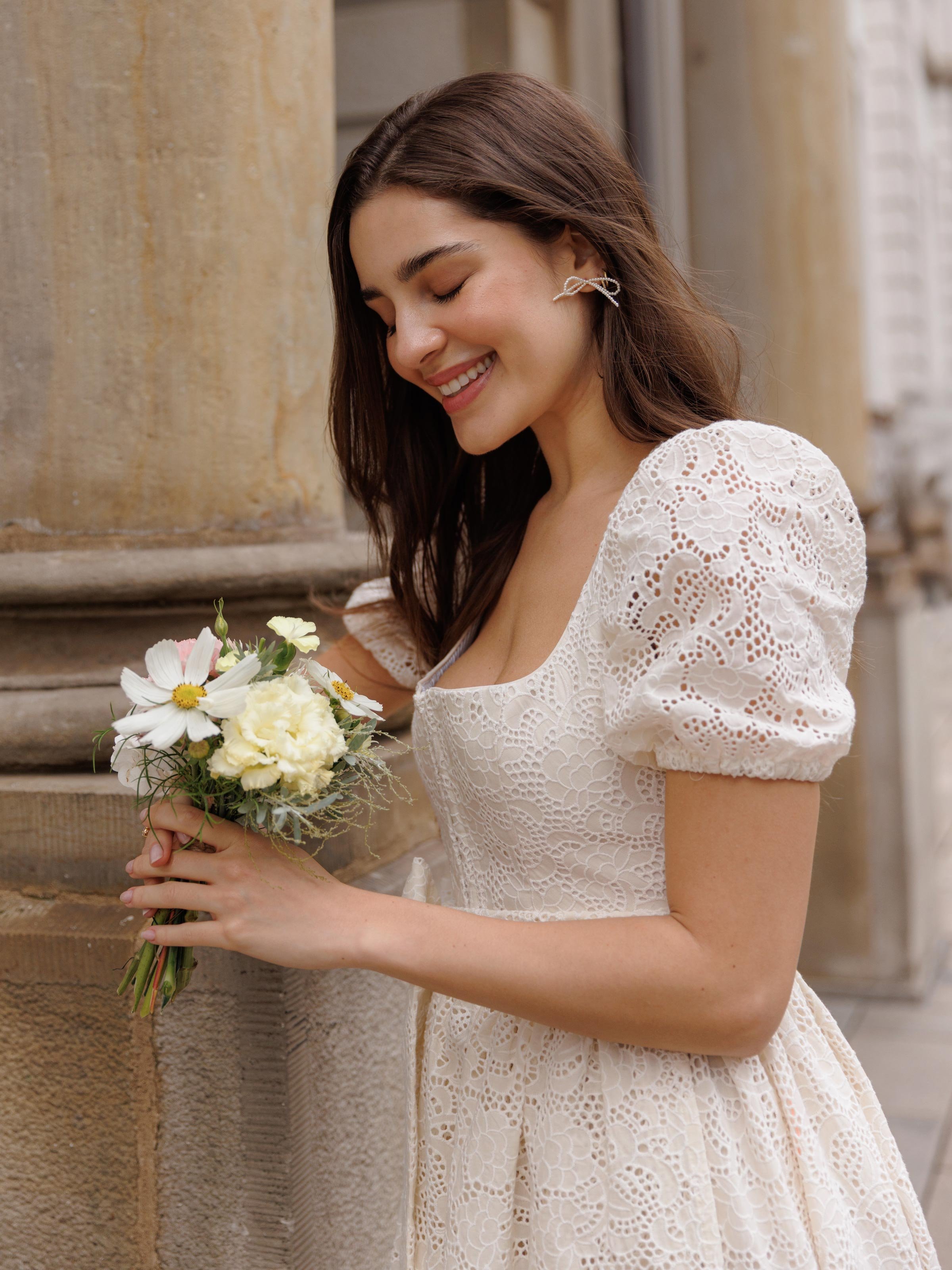 Dirndl in Weiß aus Lochspitze