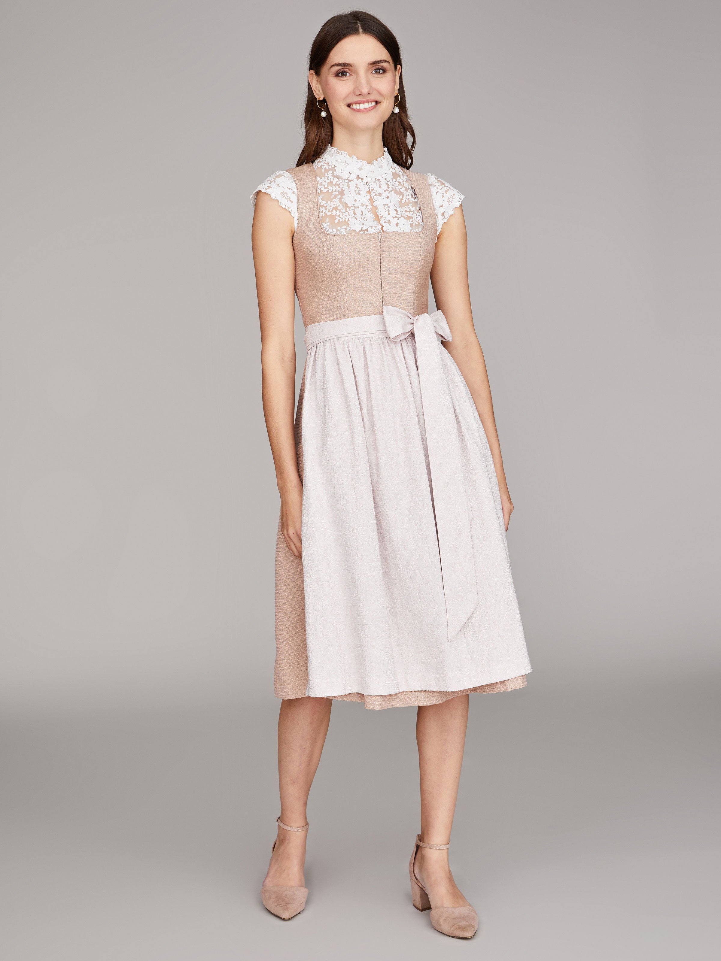 Apricot-rosafarbenes Dirndl Apricot-rosafarbenes Dirndl