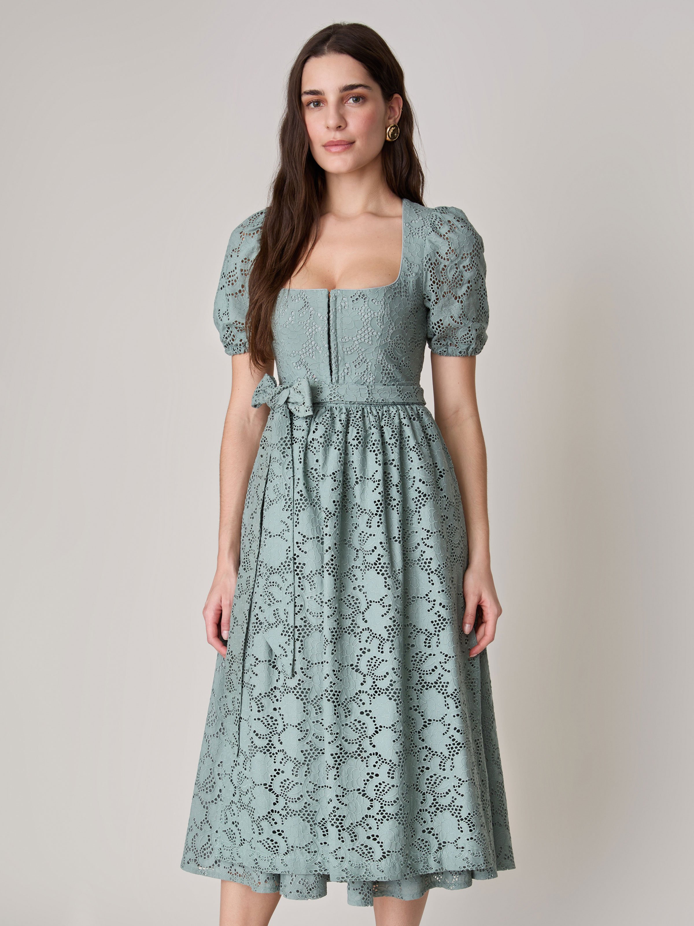 Grünes Dirndl mit Ärmeln aus Lochspitze