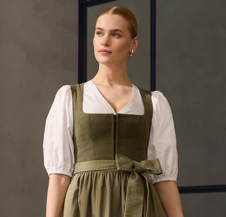 Grünes Dirndl mit Velours Mieder und weißer Dirndlbluse