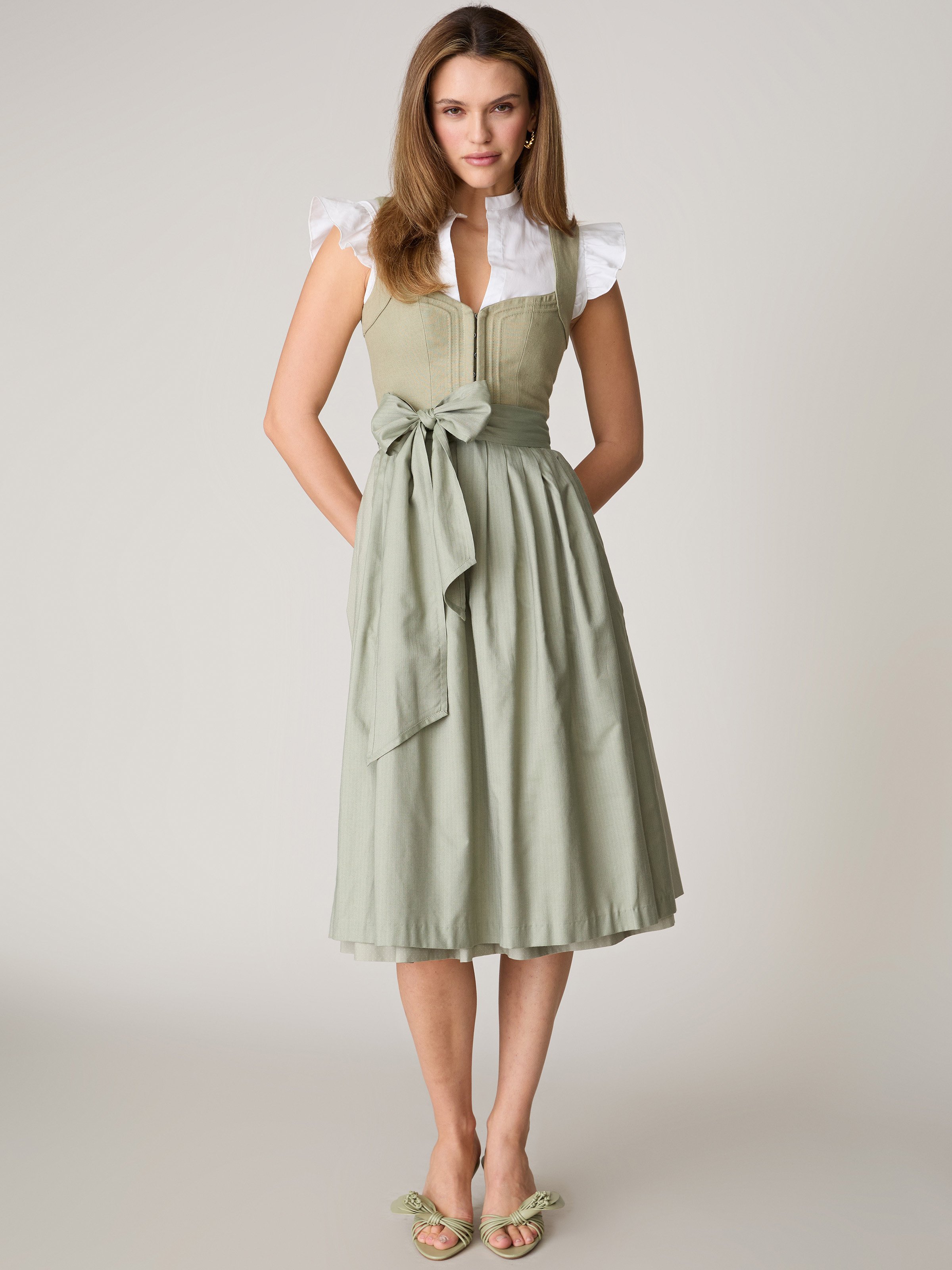 Mintgrünes Dirndl mit Schnurrsteppung