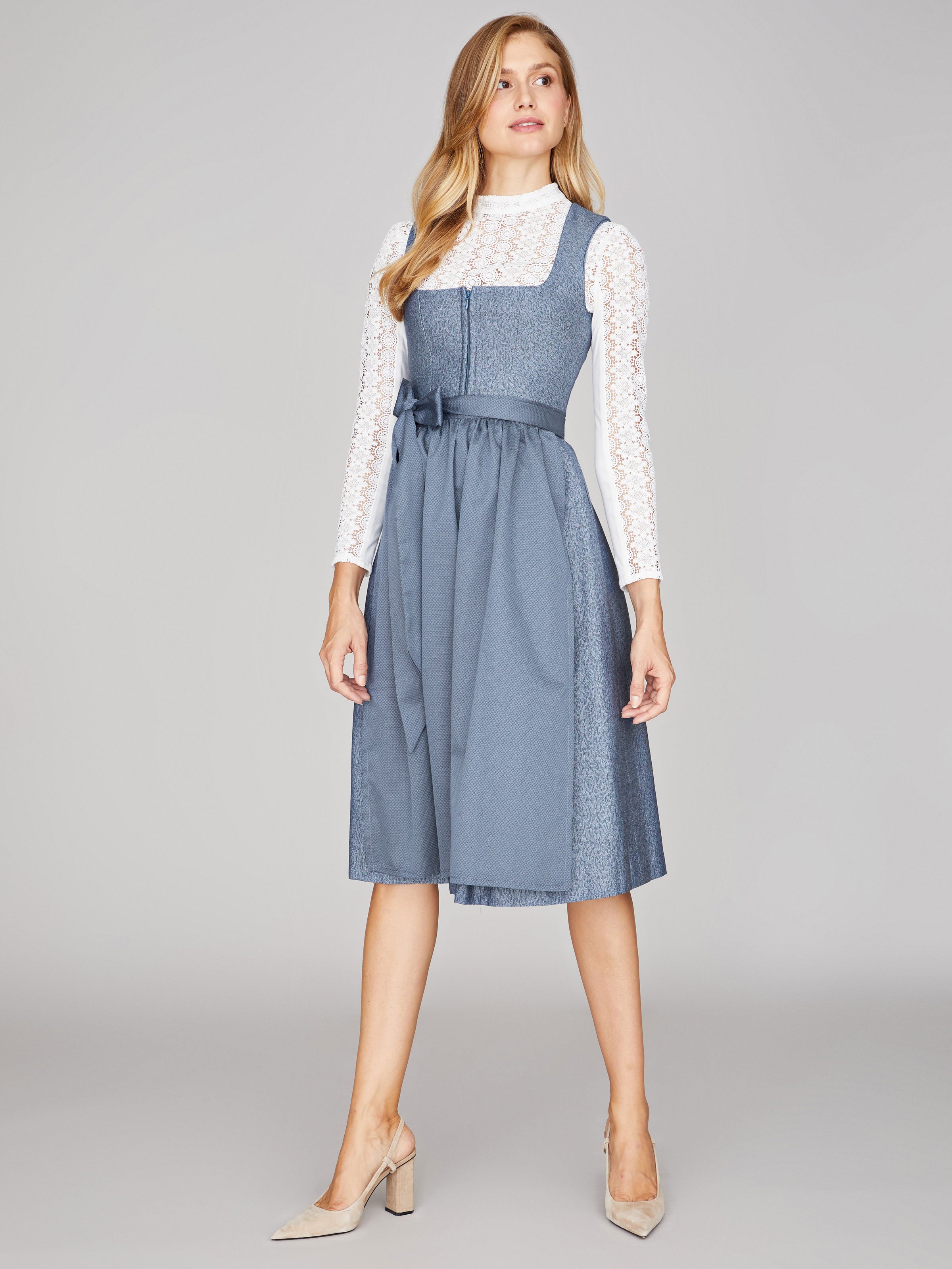 Schimmerndes blaues Dirndl Schimmerndes blaues Dirndl