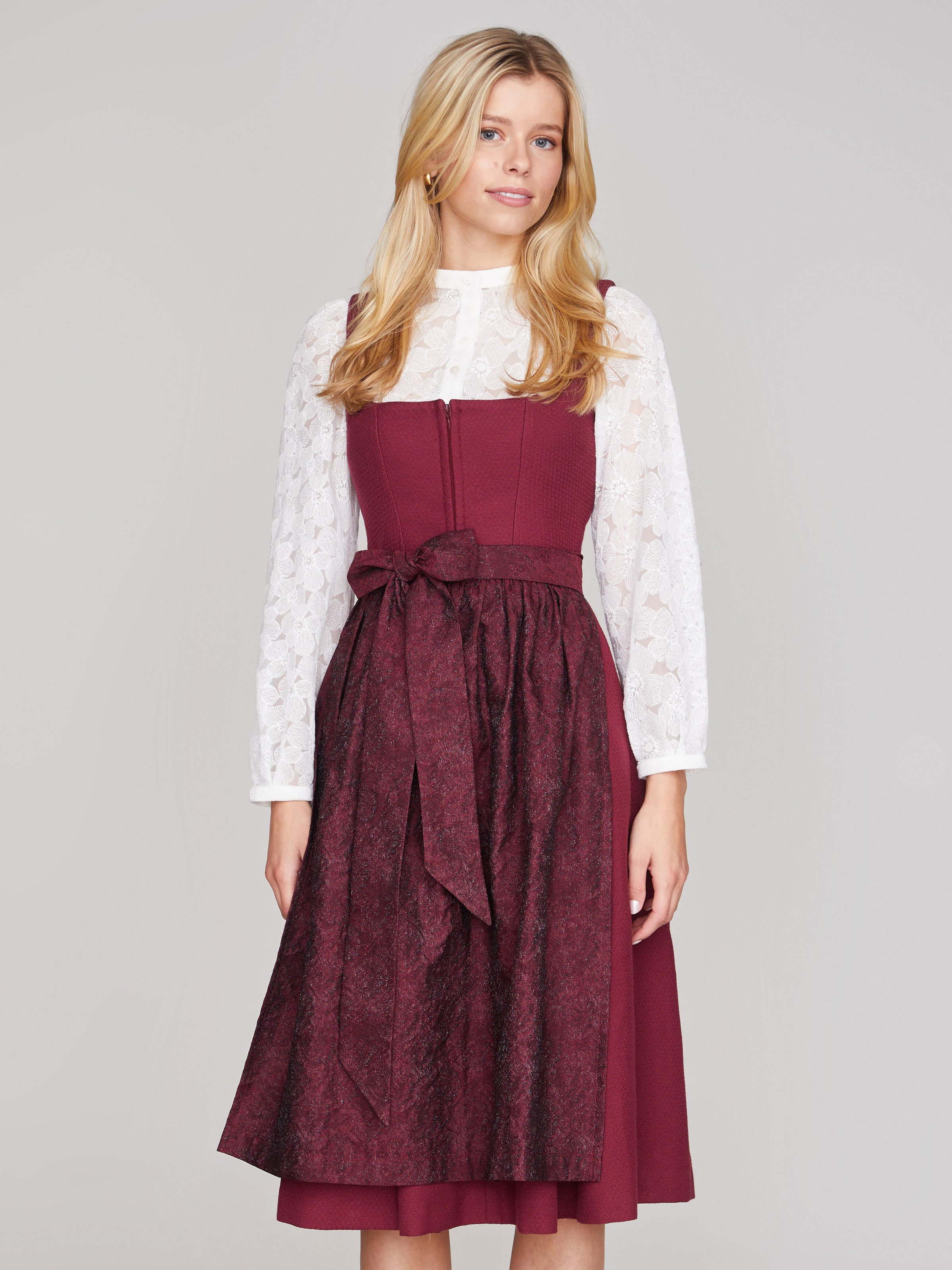 Rubinrotes strukturiertes Dirndl Rubinrotes strukturiertes Dirndl