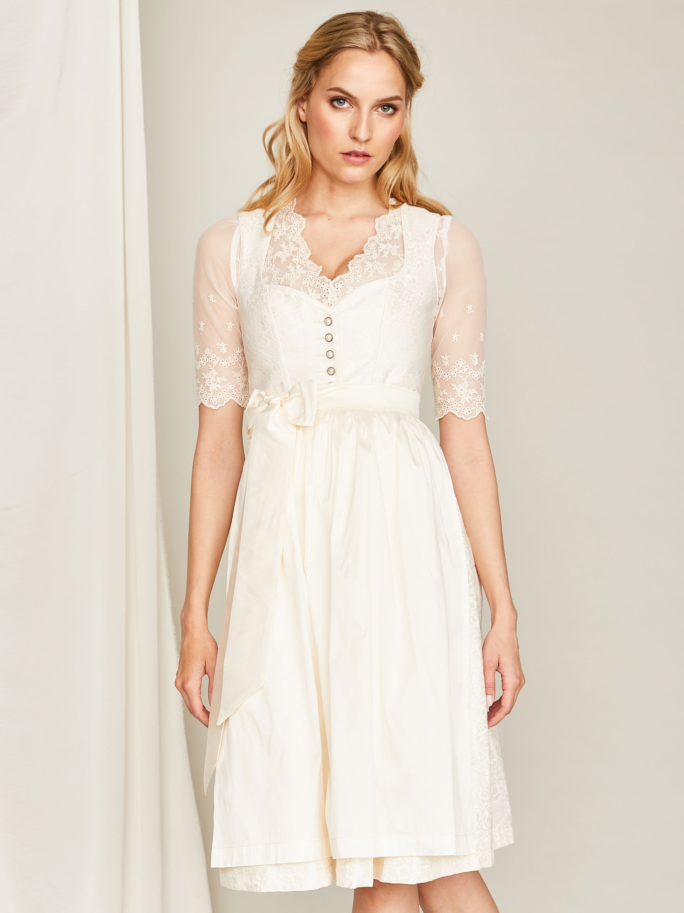 Hochzeits-Dirndl in Champagner