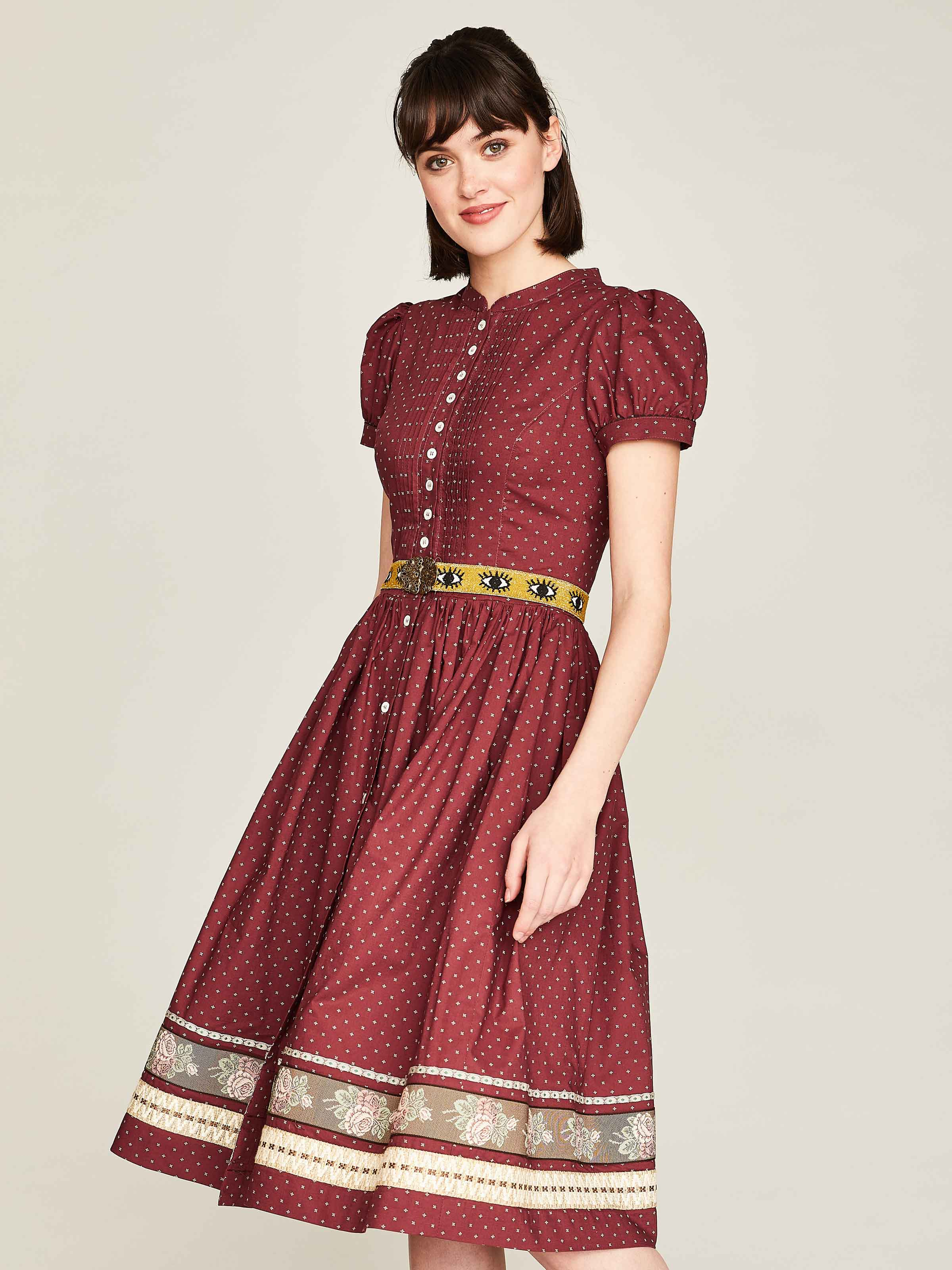 Dunkelrotes Kleid mit Gürtel