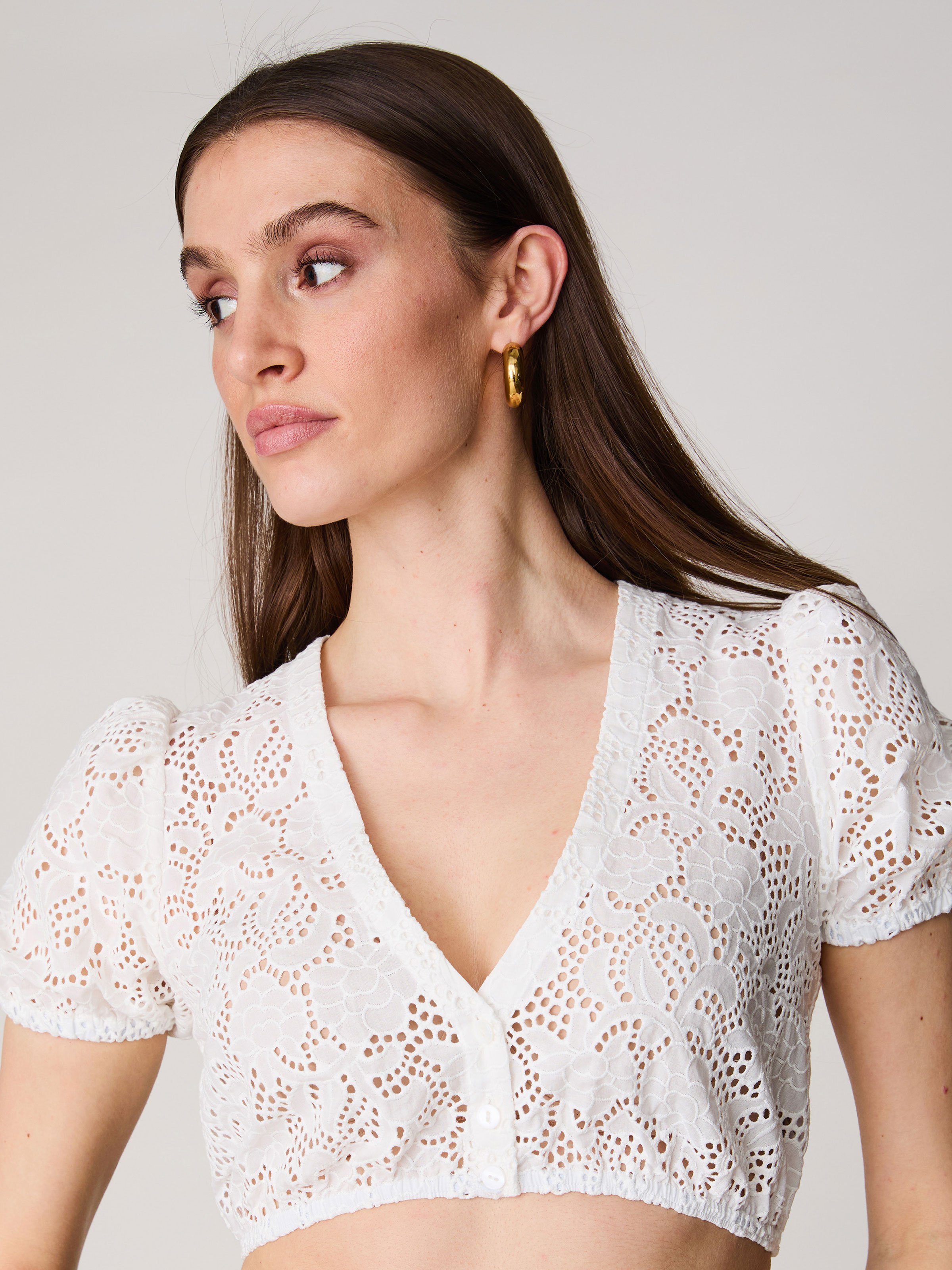 Weiße Bluse mit V-Auschnitt