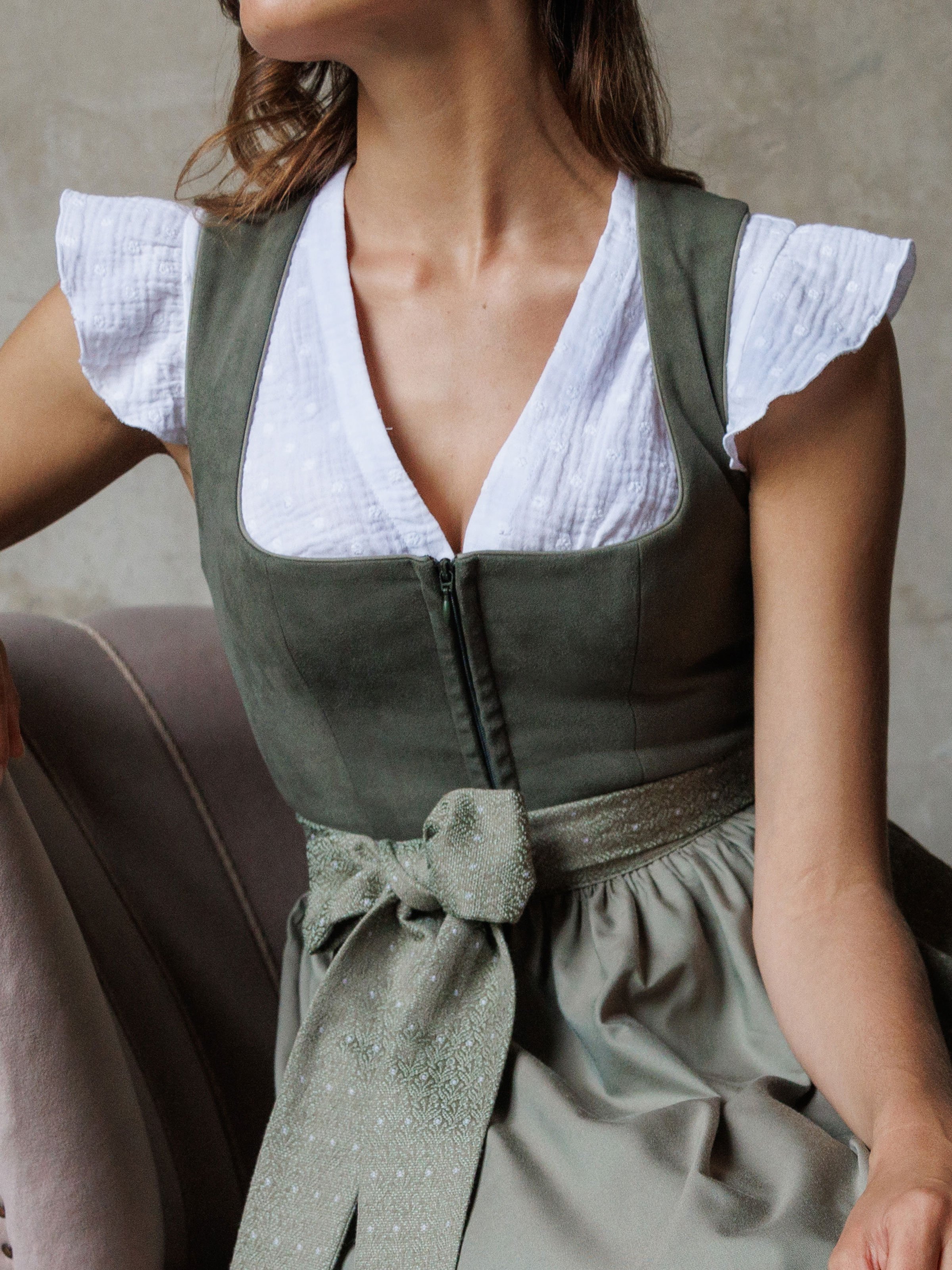 Weiße Dirndlbluse mit Flügelärmel 