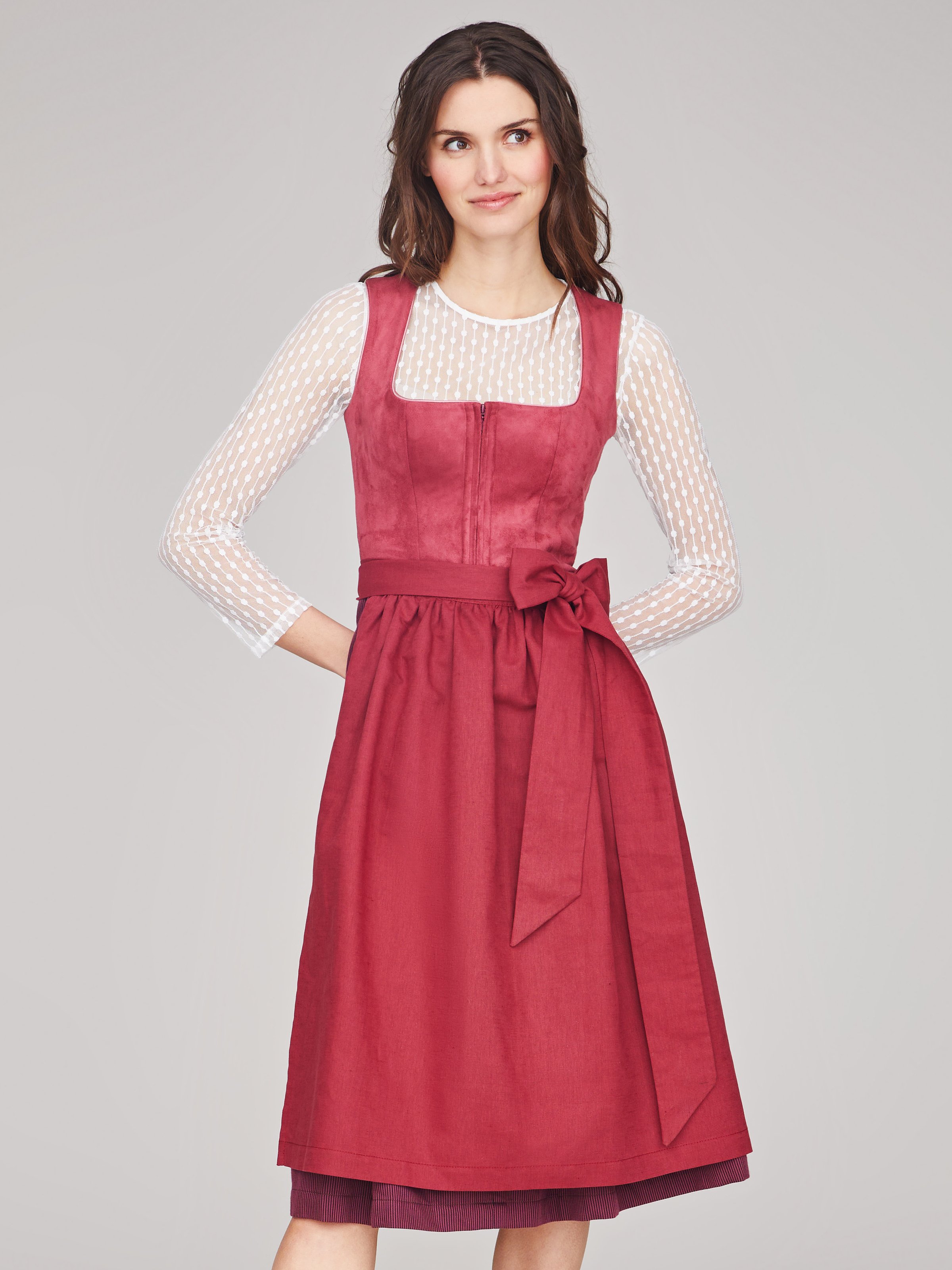 Beerenfarbenes Dirndl mit Velours-Mieder Beerenfarbenes Dirndl mit Velours-Mieder