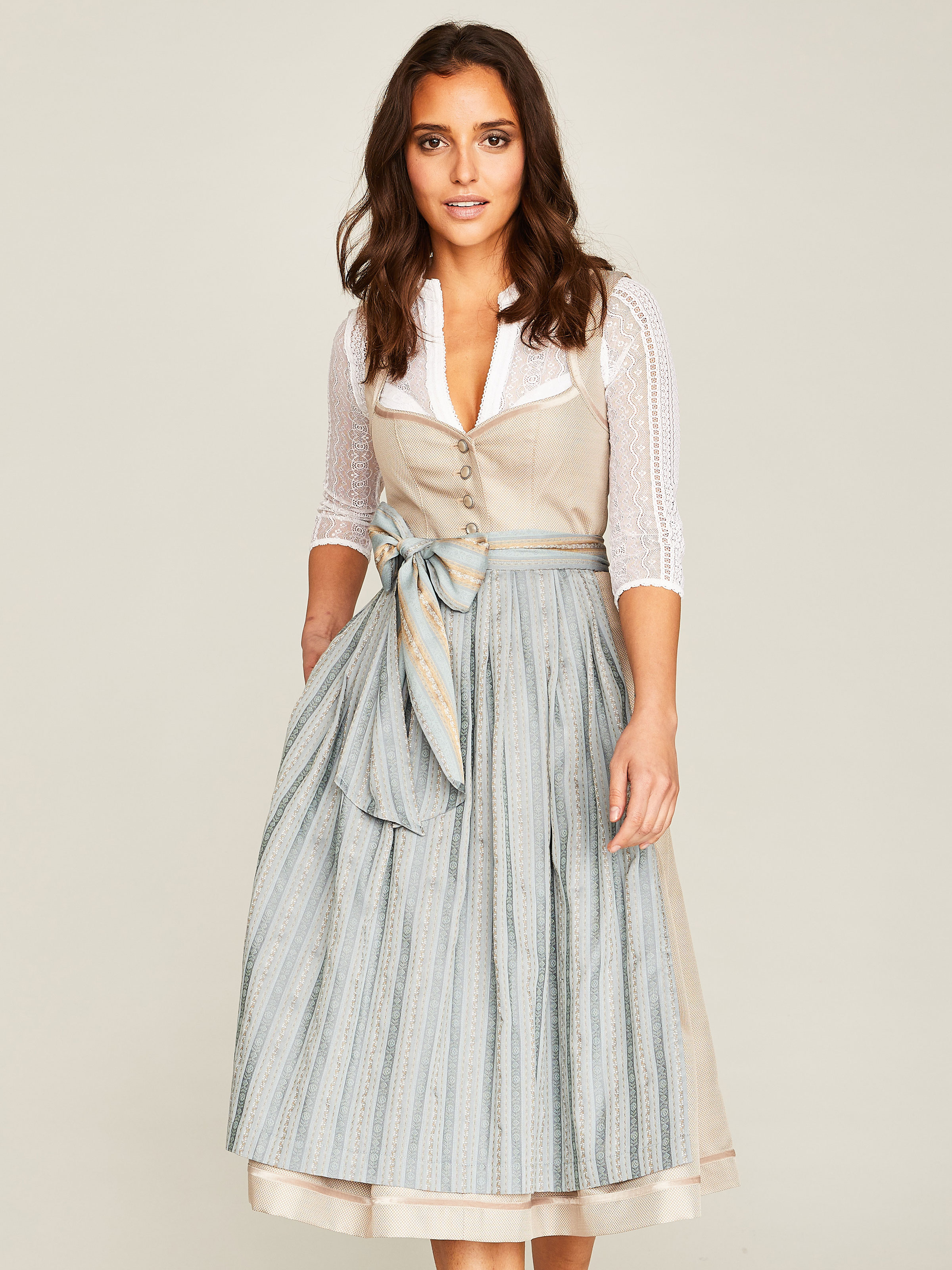 Beiges Dirndl mit blaugrüner Schürze