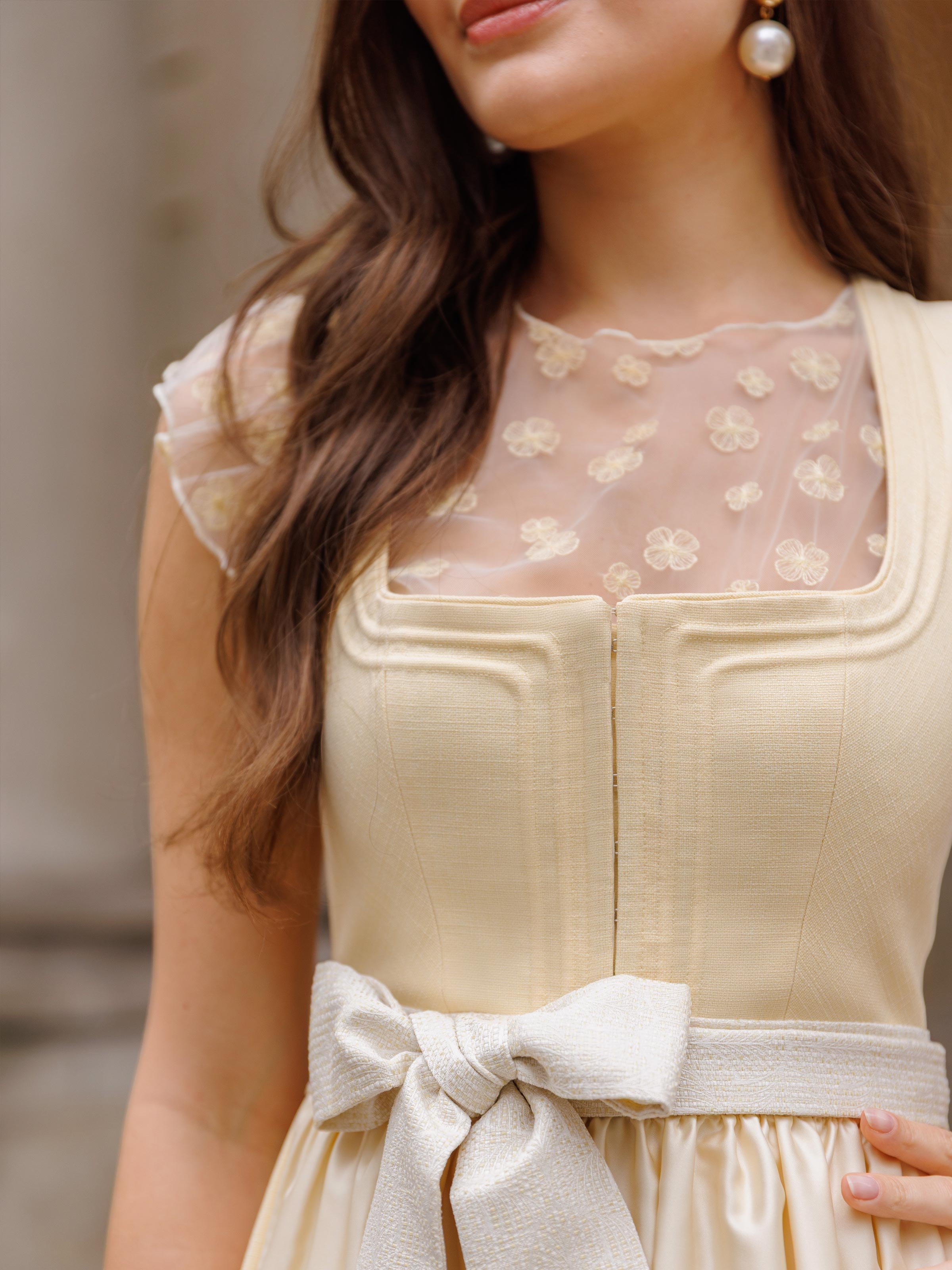 Dirndlbluse in Buttergelb mit Flügelärmel