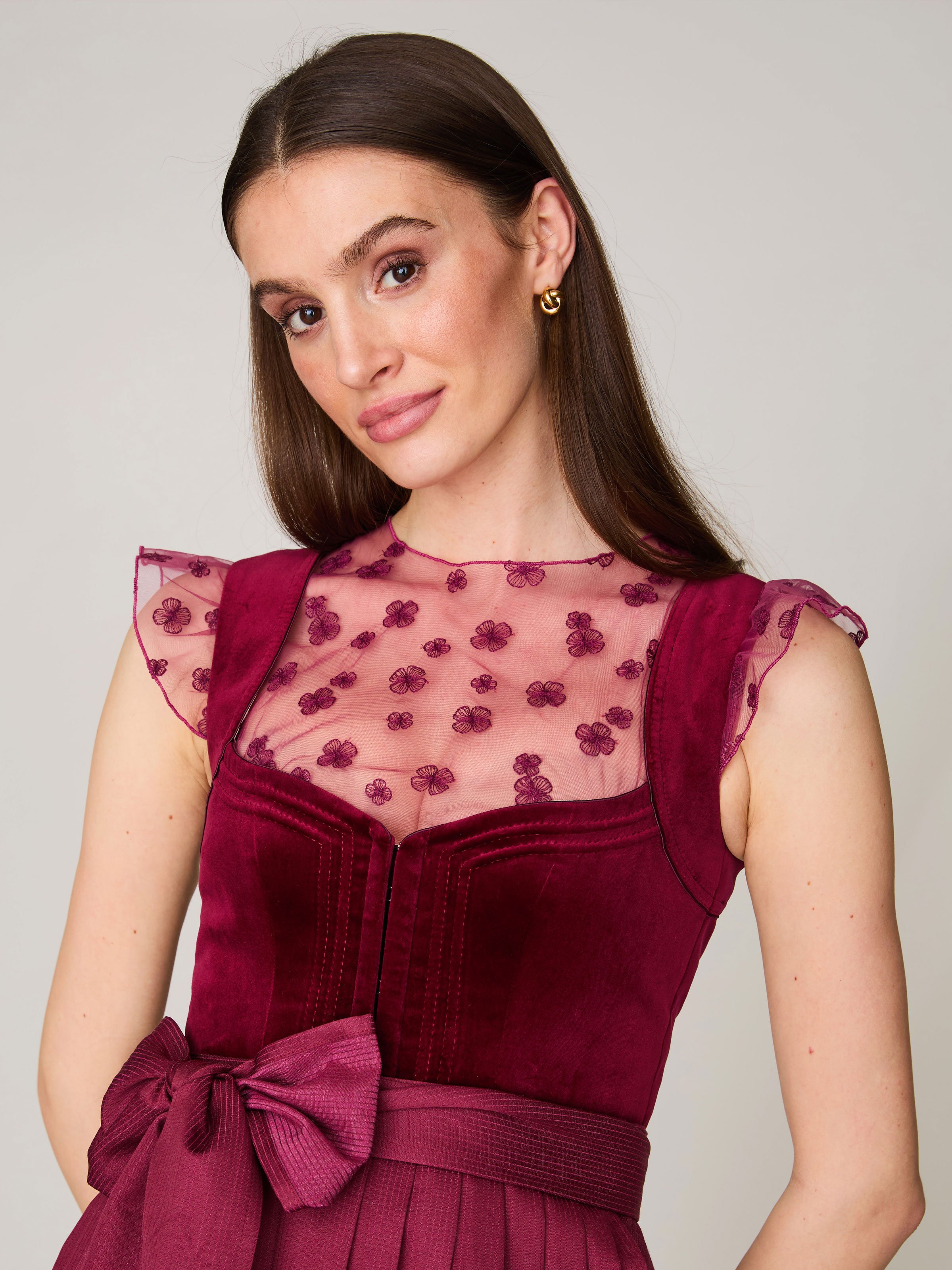 Dirndlbluse in Beere mit Flügelärmel