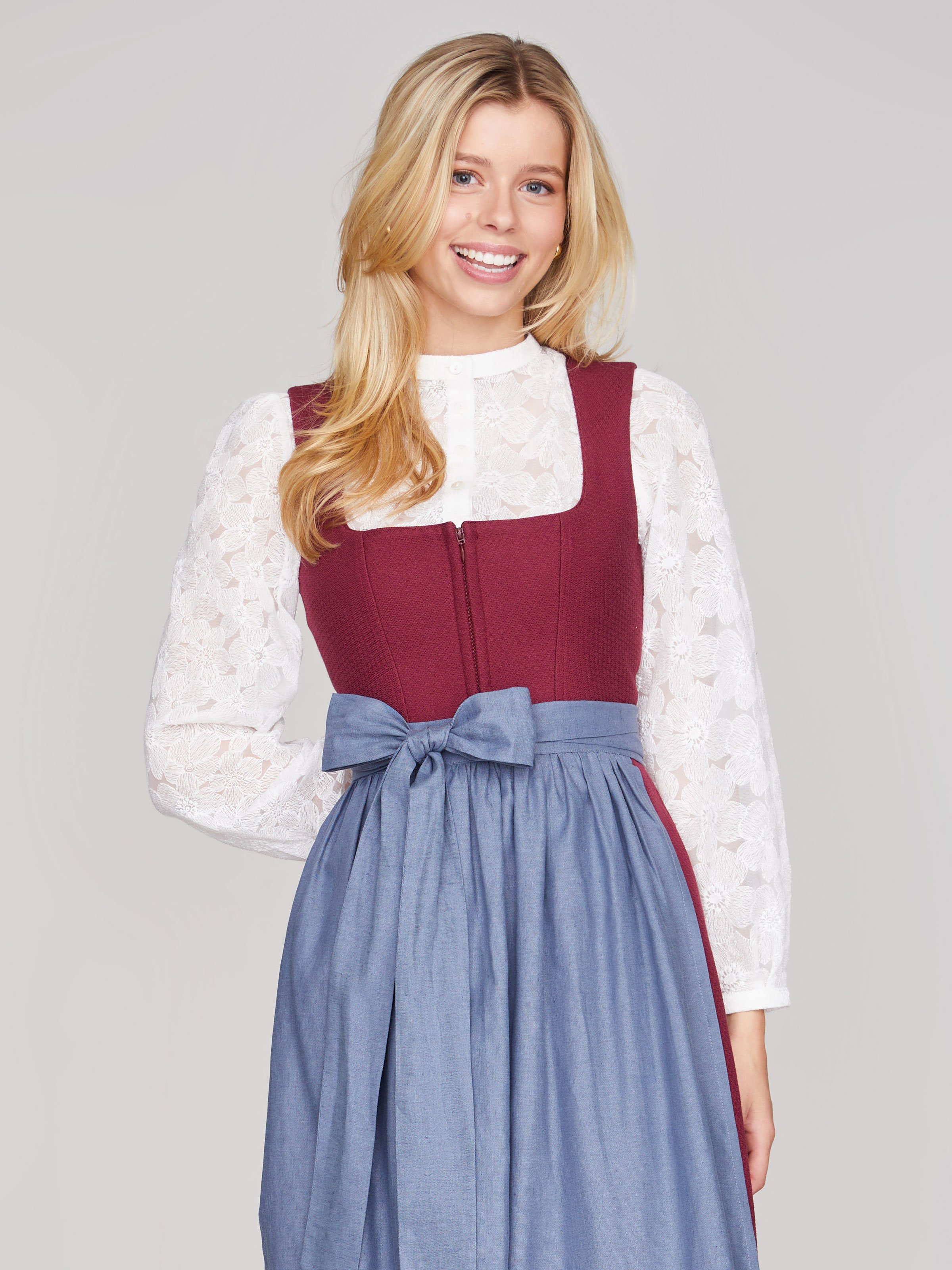 Rubinrotes strukturiertes Dirndl Rubinrotes strukturiertes Dirndl