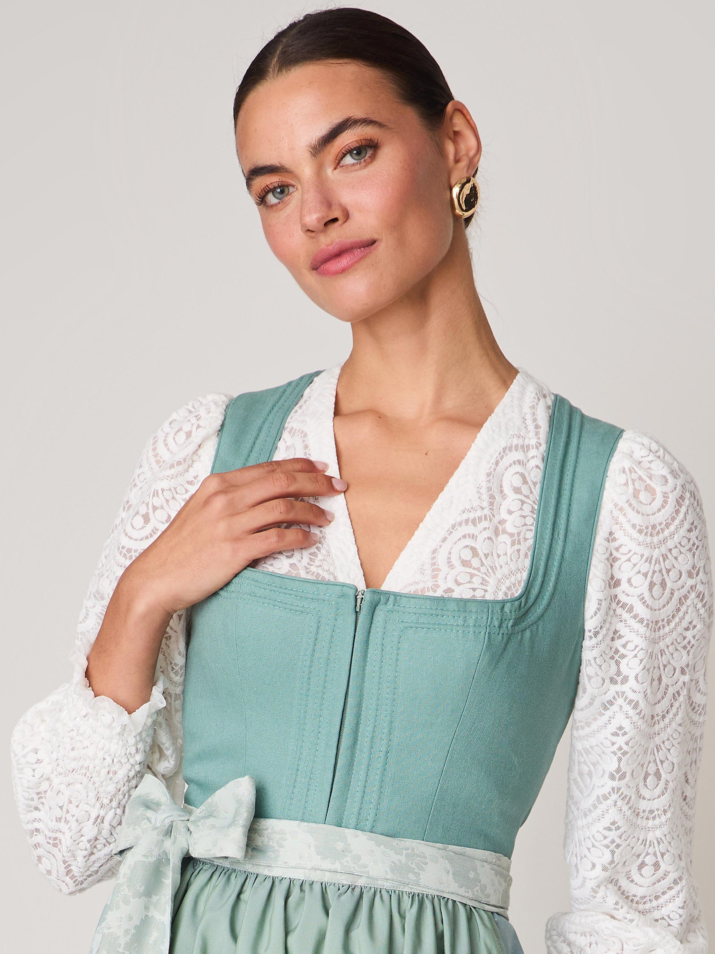 Weiße Dirndlbluse mit V-Ausschnitt