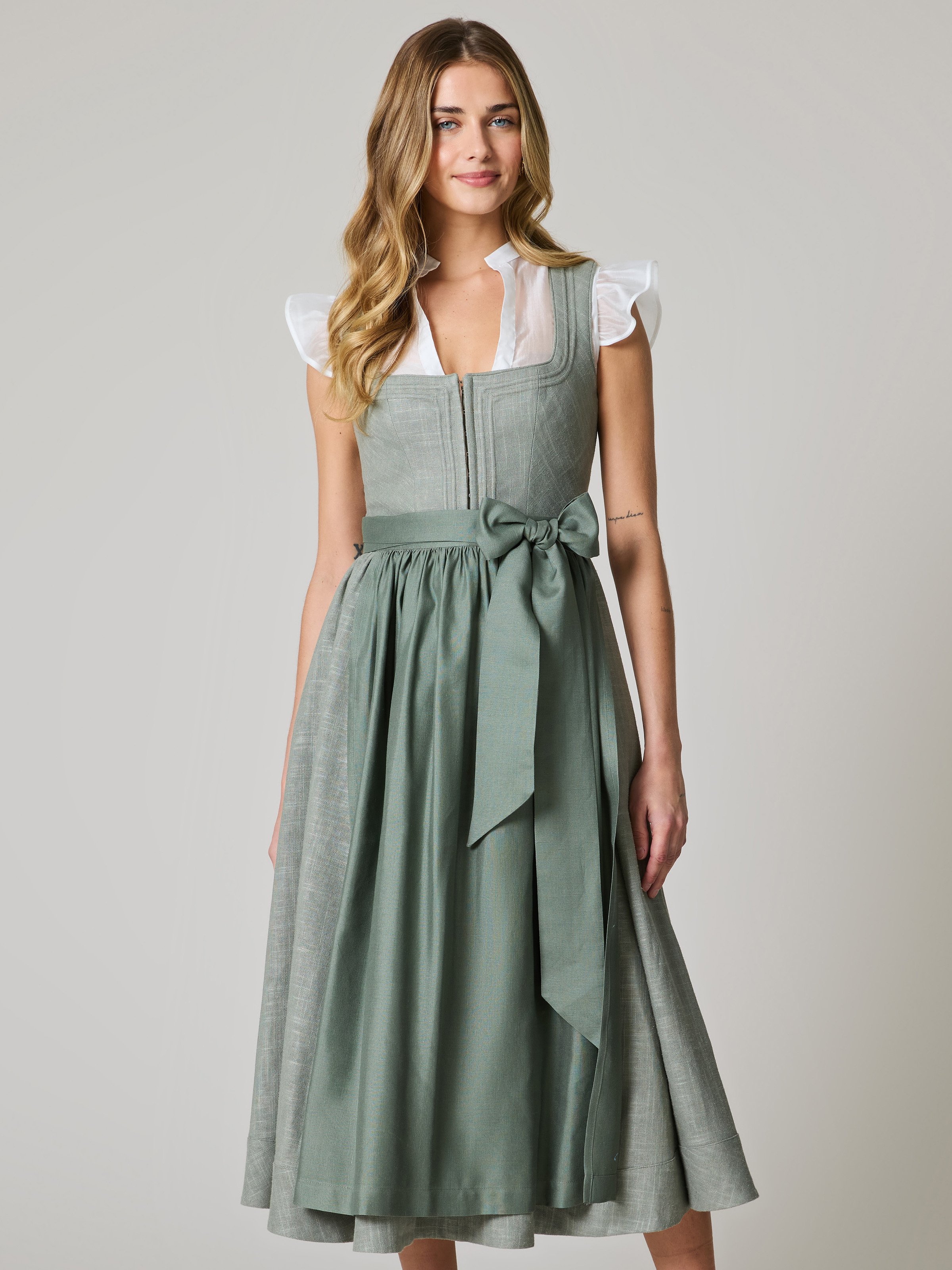 Graugrünes Dirndl mit Schnurrsteppung