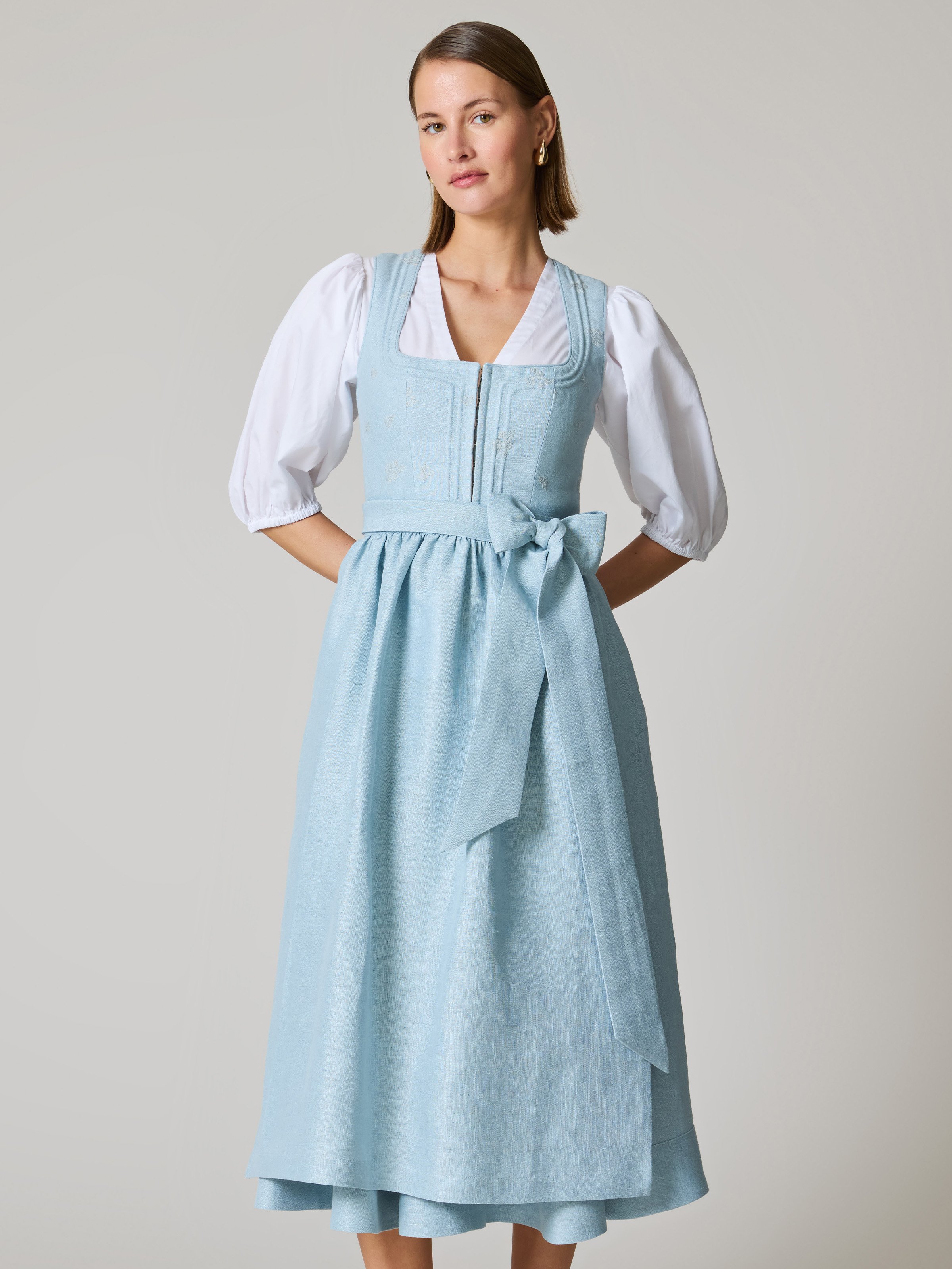 Hellblaues Dirndl mit Blumenstickerei