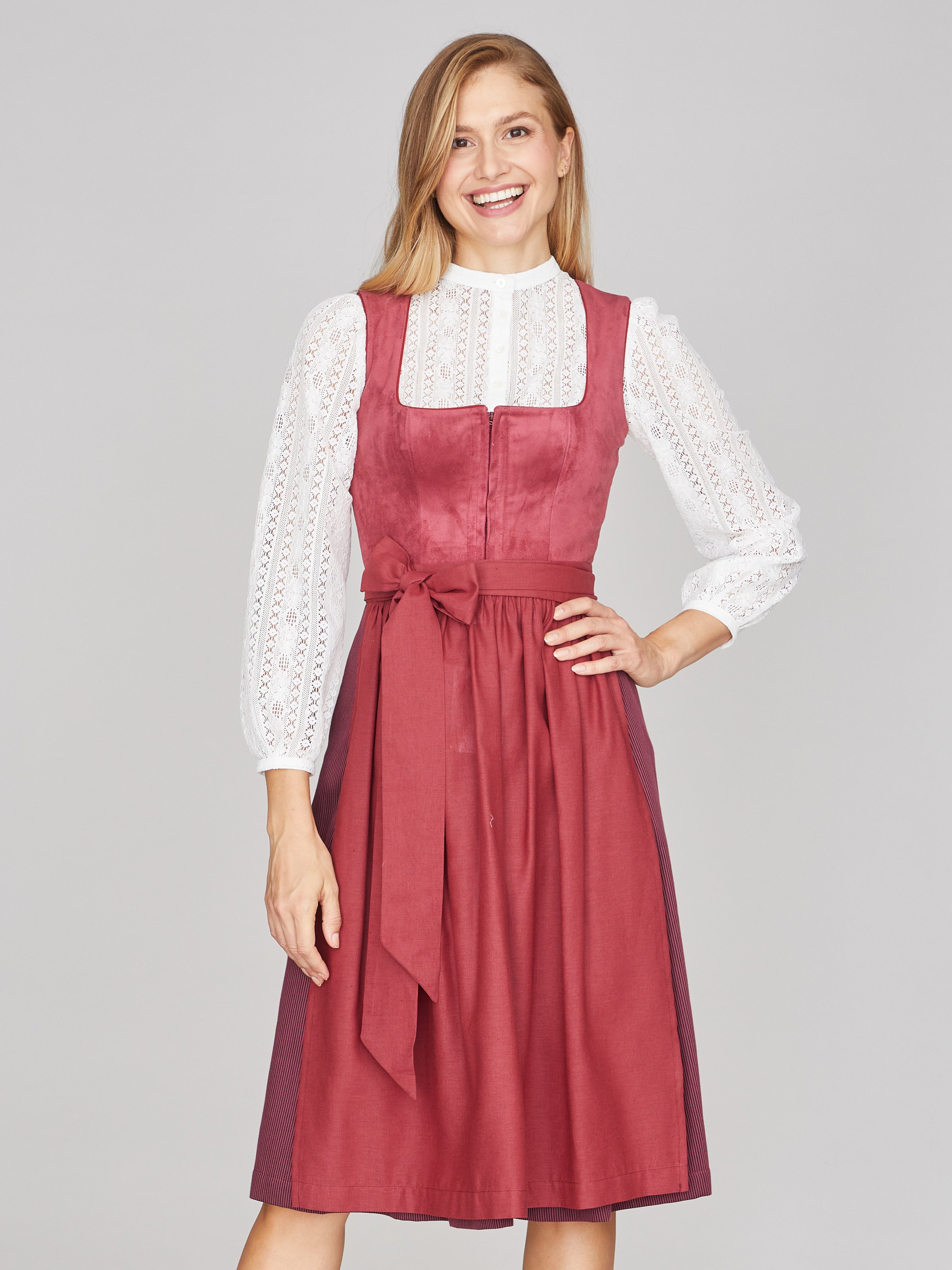 Beerenfarbenes Dirndl mit Velours-Mieder Beerenfarbenes Dirndl mit Velours-Mieder