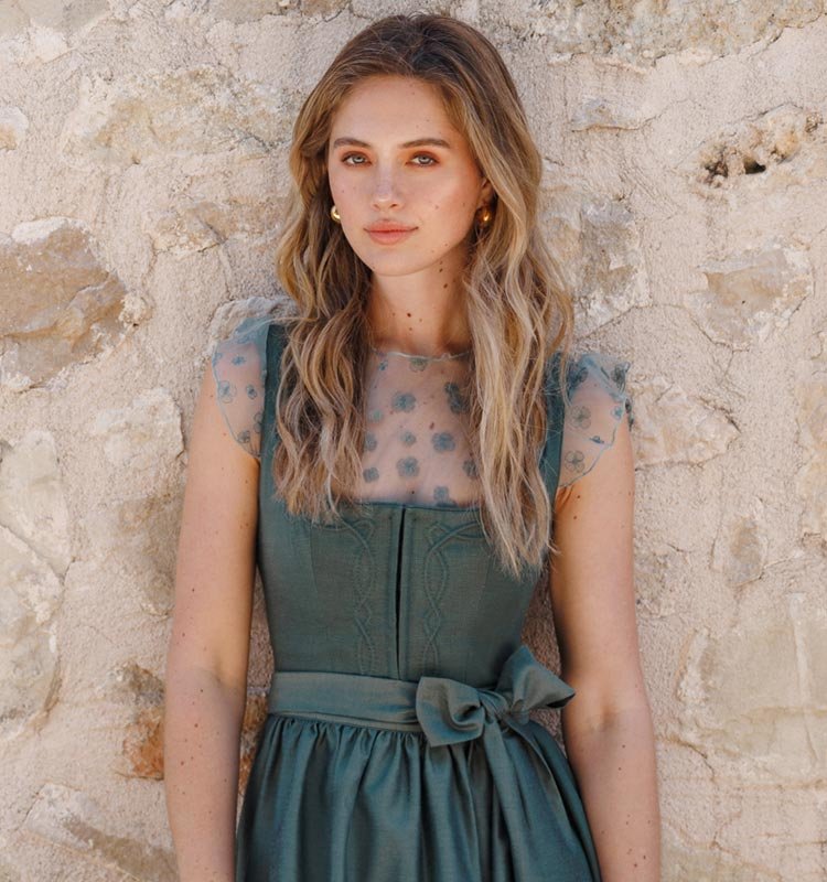 Grünes Dirndl mit Schnursteppung