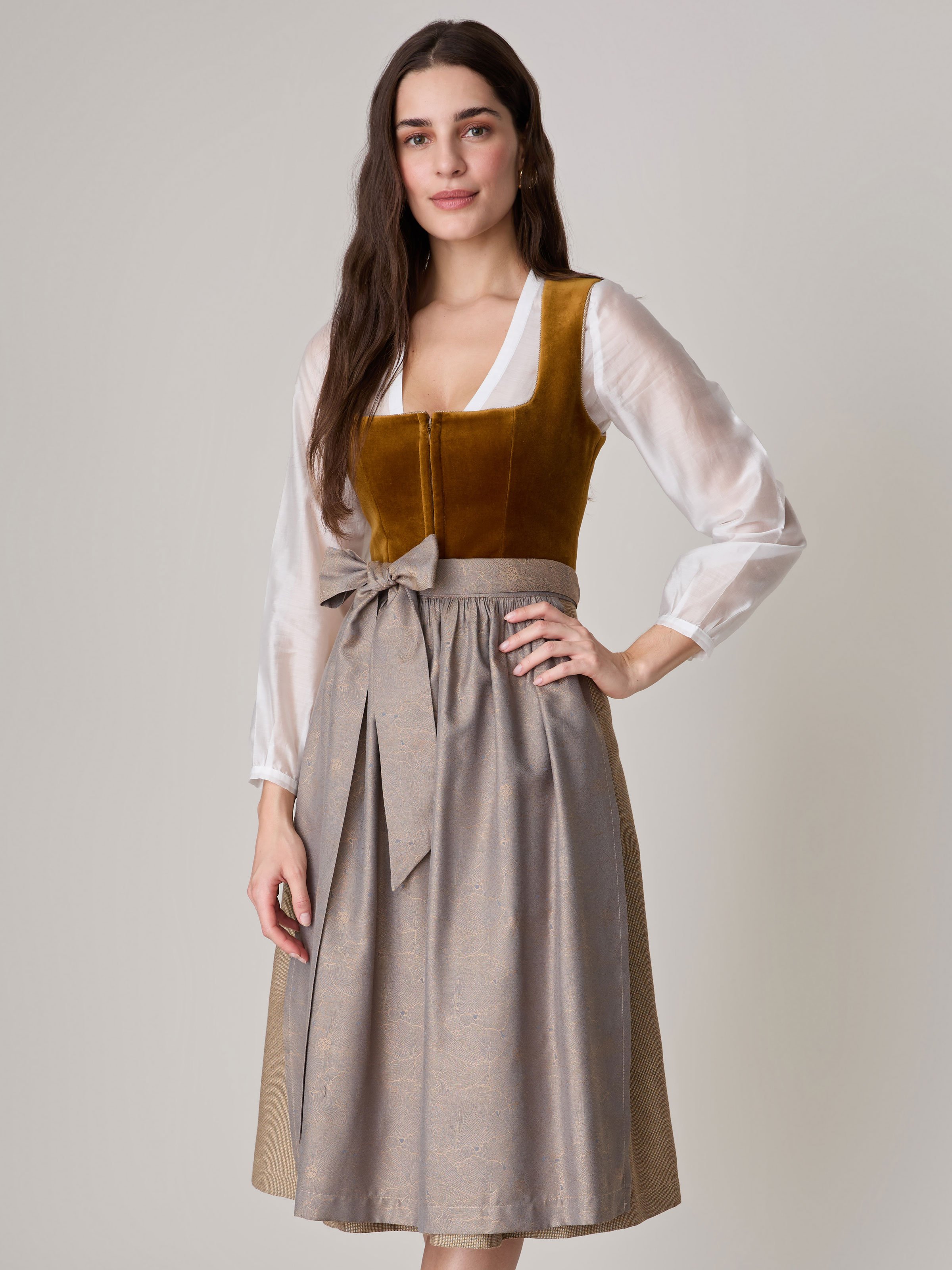 Karamell-farbenes Dirndl mit Samt-Mieder