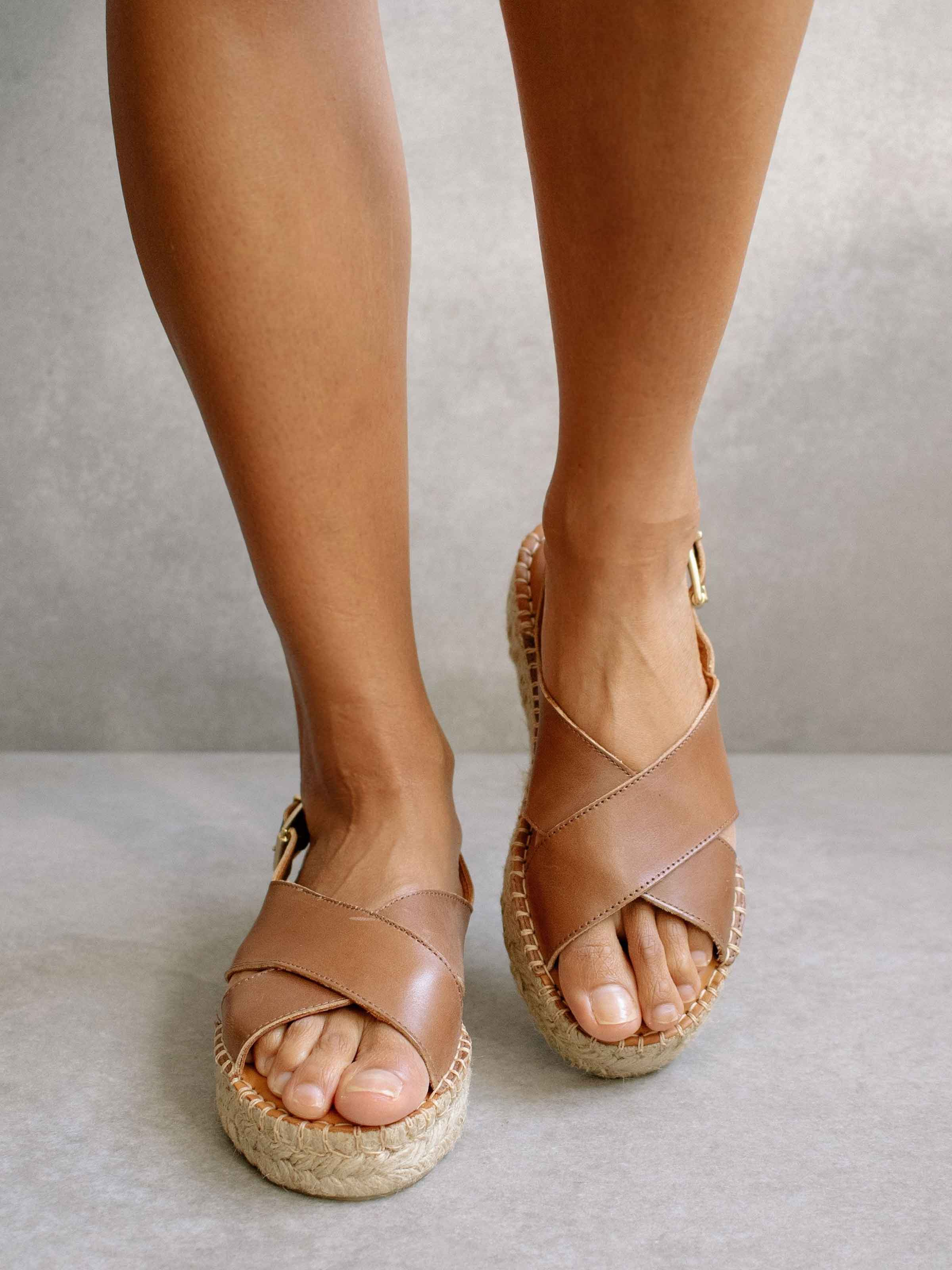 Camelfarbene Sandalen aus Leder